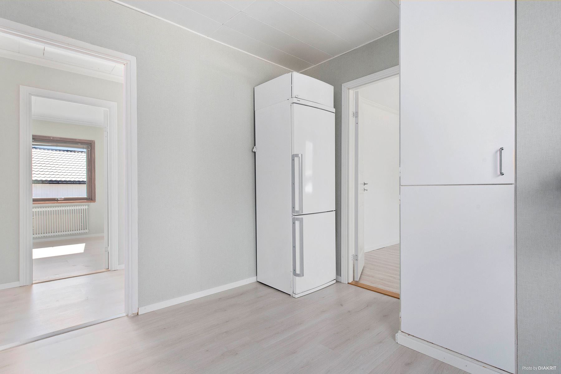 Kök med sovrum 1 till vänster och sovrum 2 till höger