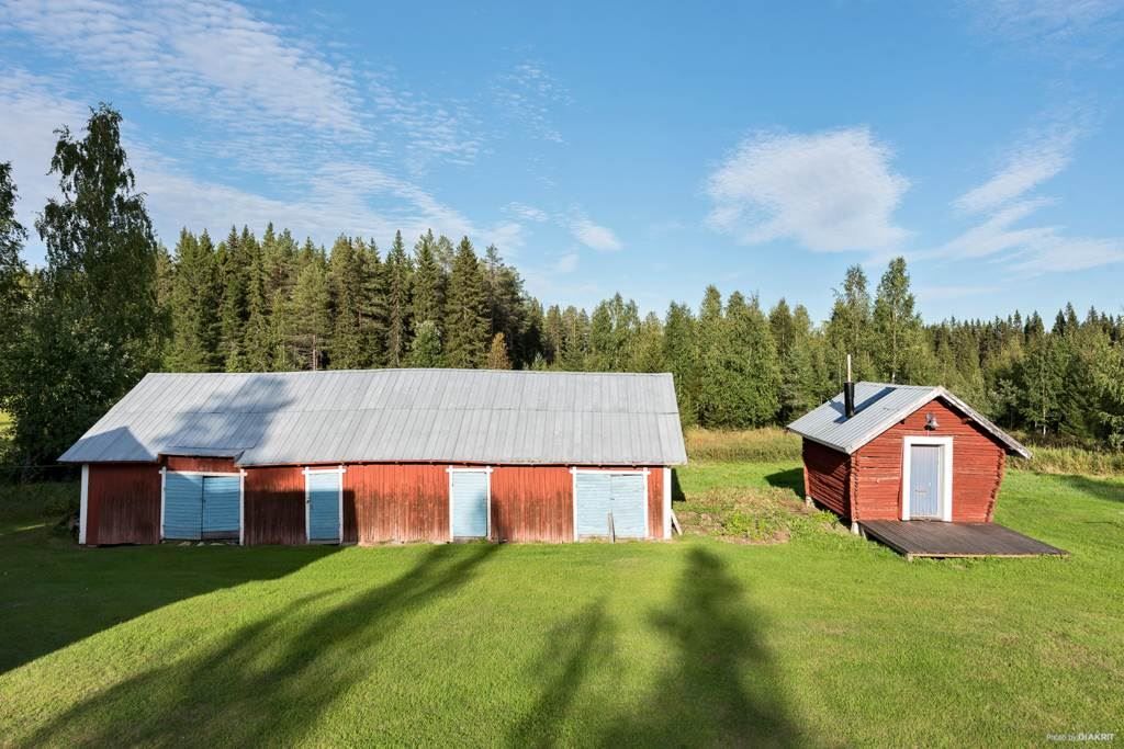 Garagelänga och timrad bastu