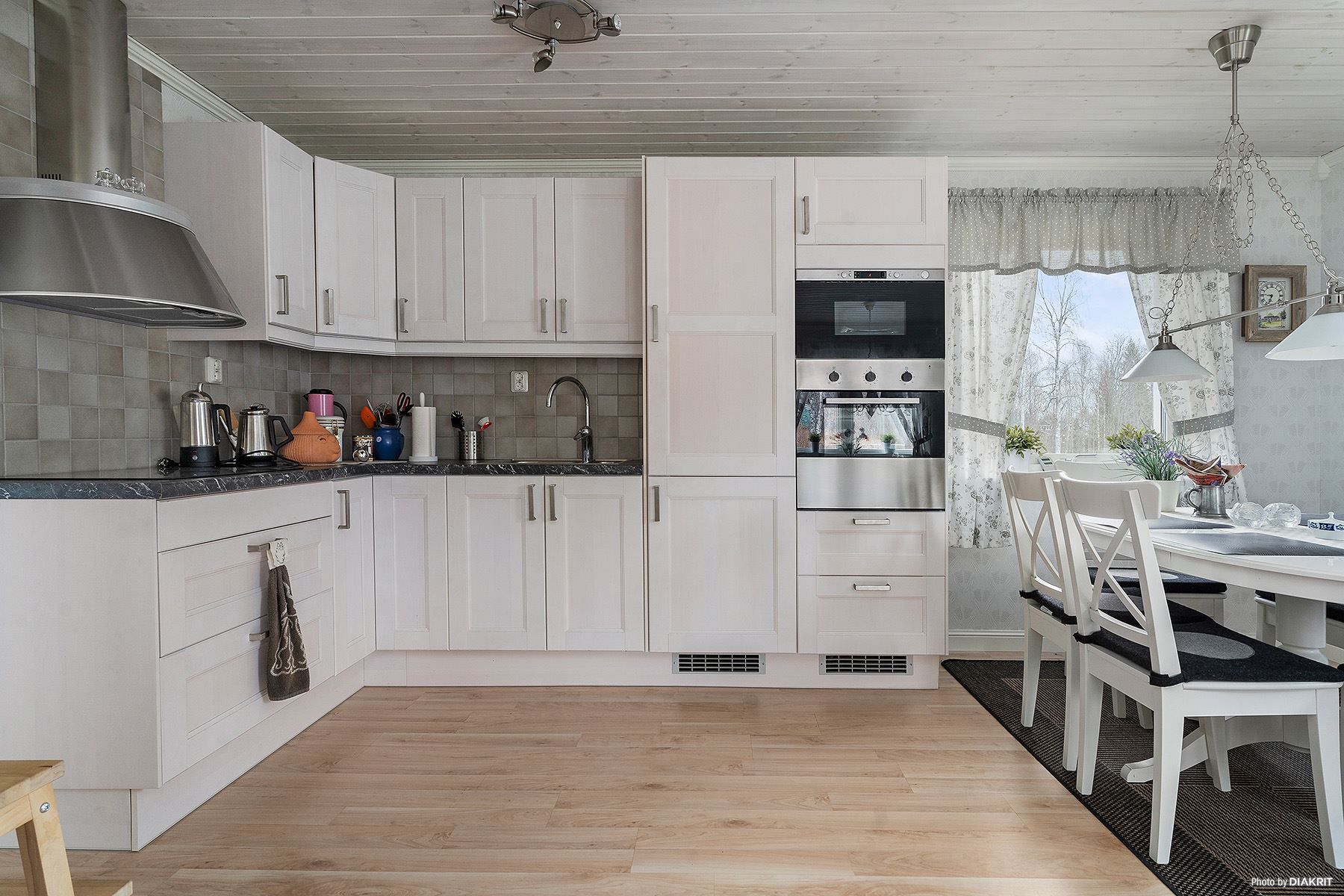 Rymligt kök och allrum med möjlighet att installera kamin