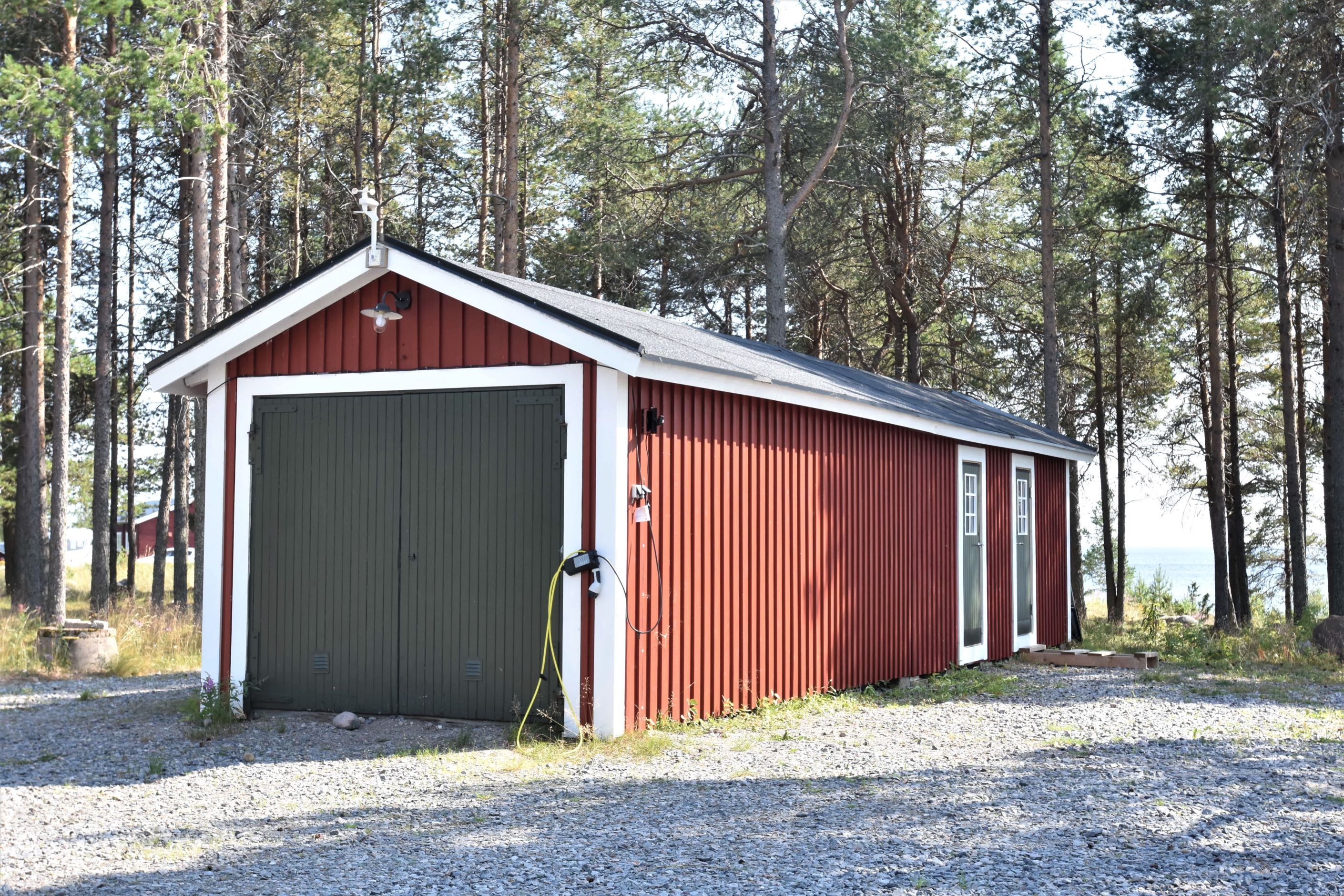Garagelänga med förråd.