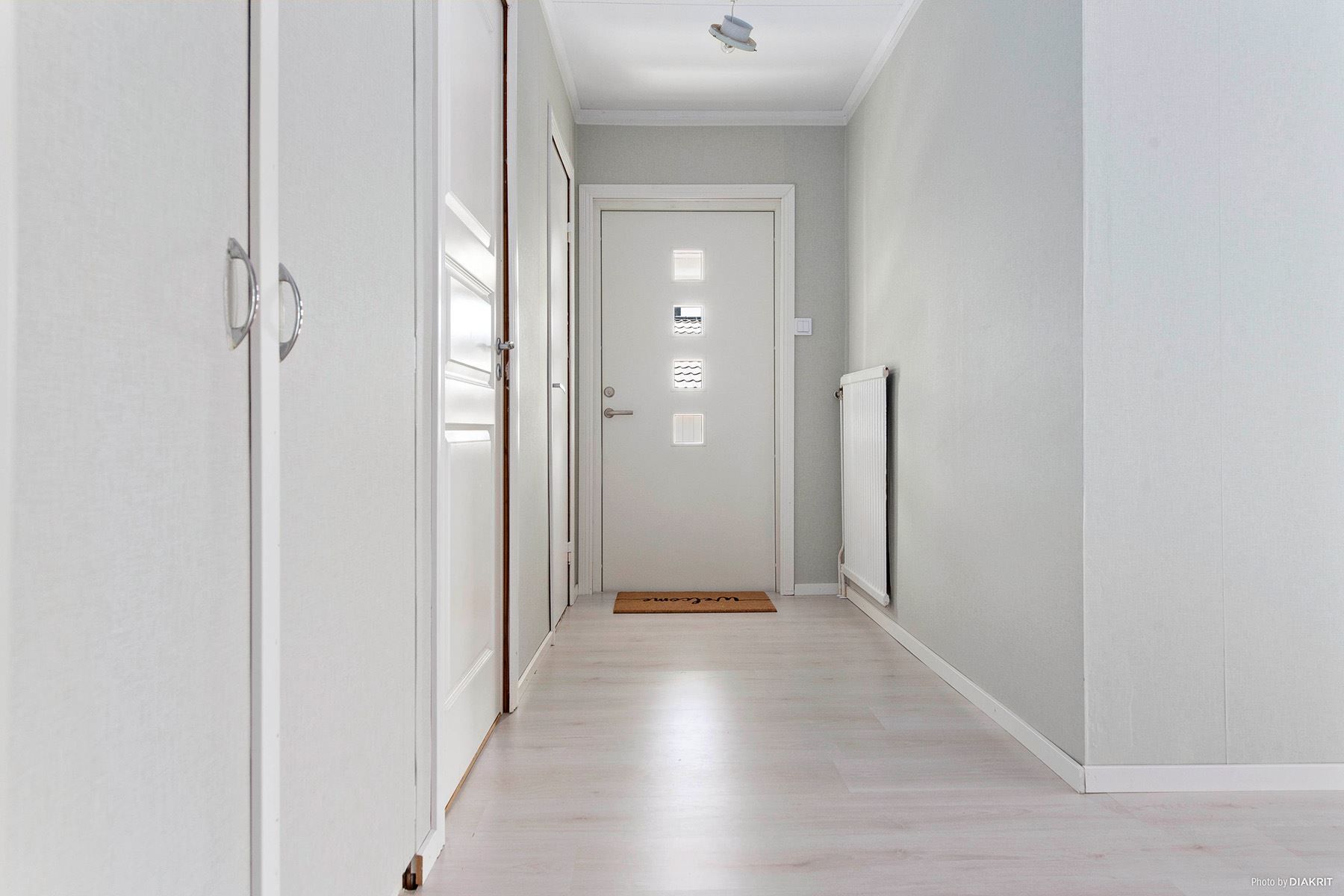 Entré/hall med nya ytskikt och ny ytterdörr