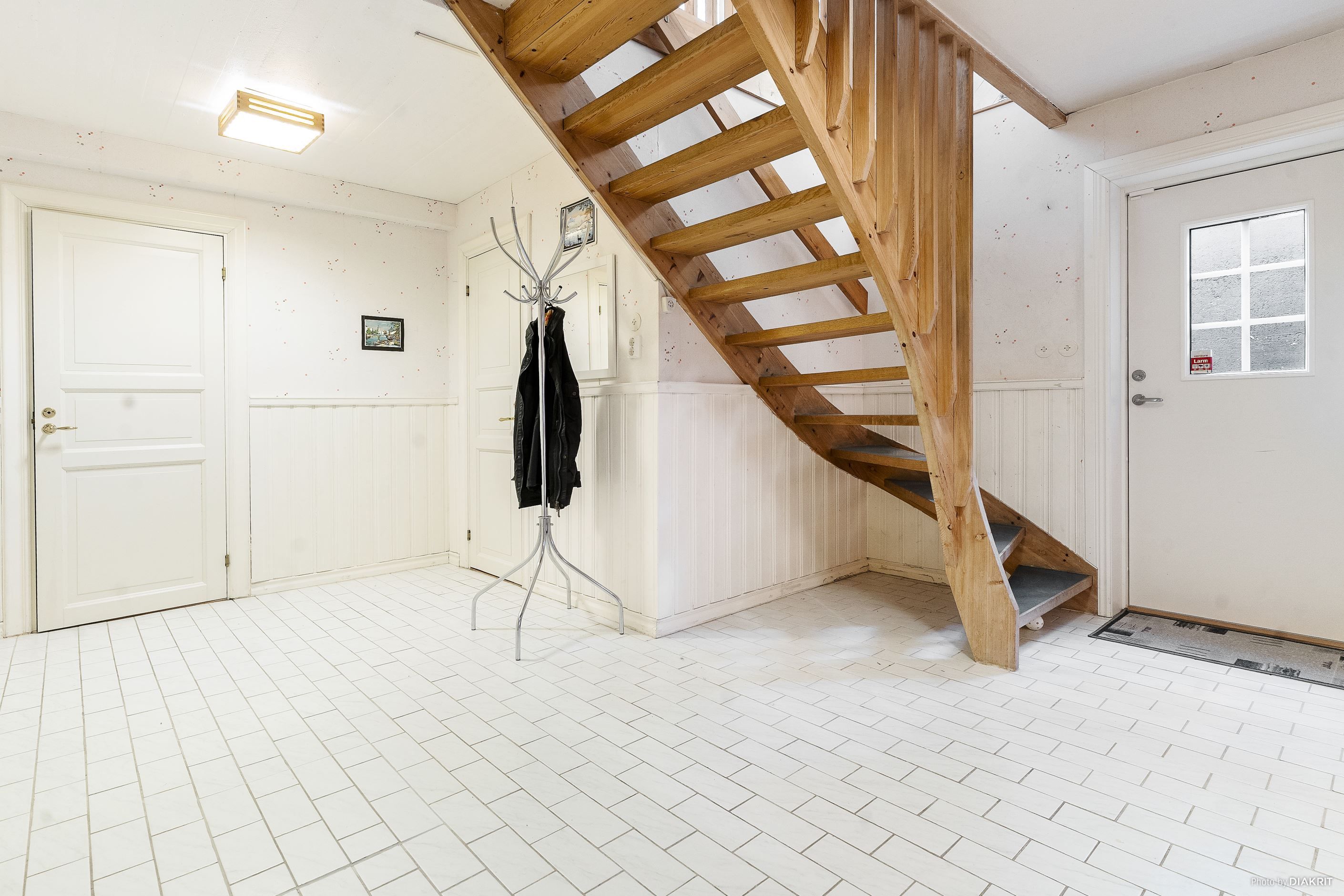 Hall i källarplan med utgång till bakgården