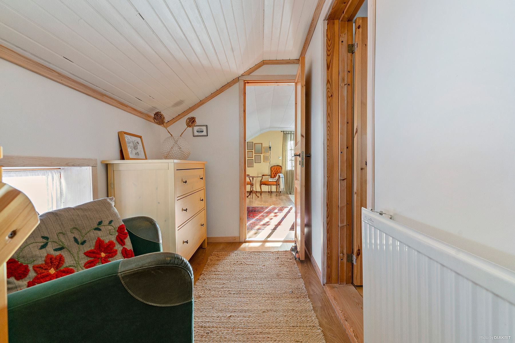 Hall övreplan med sovrum 1 rakt fram och sovrum 2 till höger