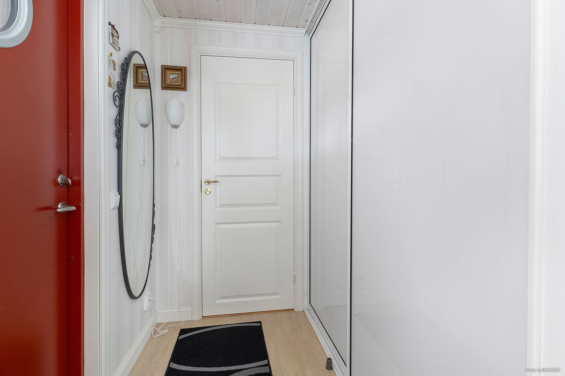 Entré/hall med praktiska garderober