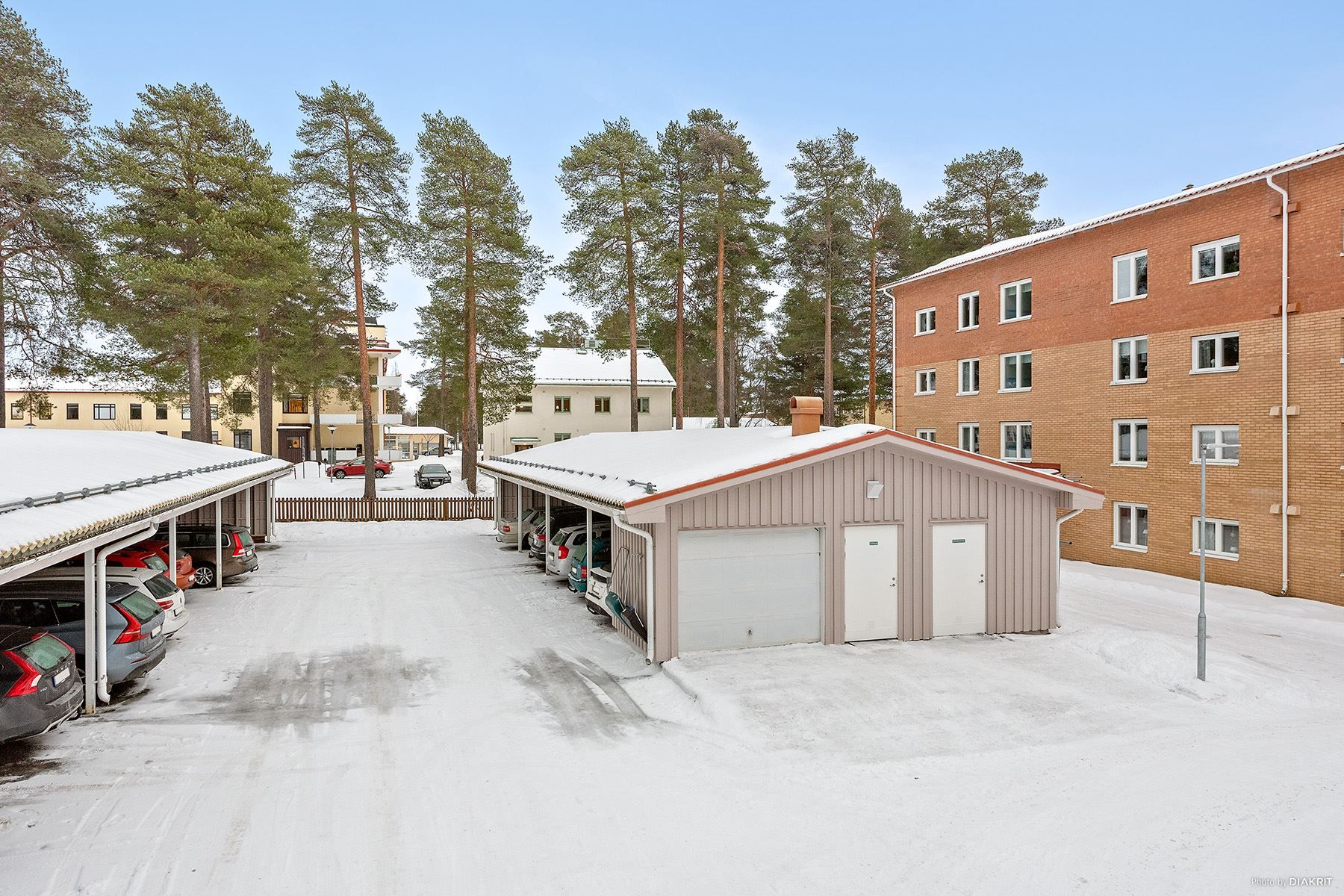 Egen carport med kallföråd ingår