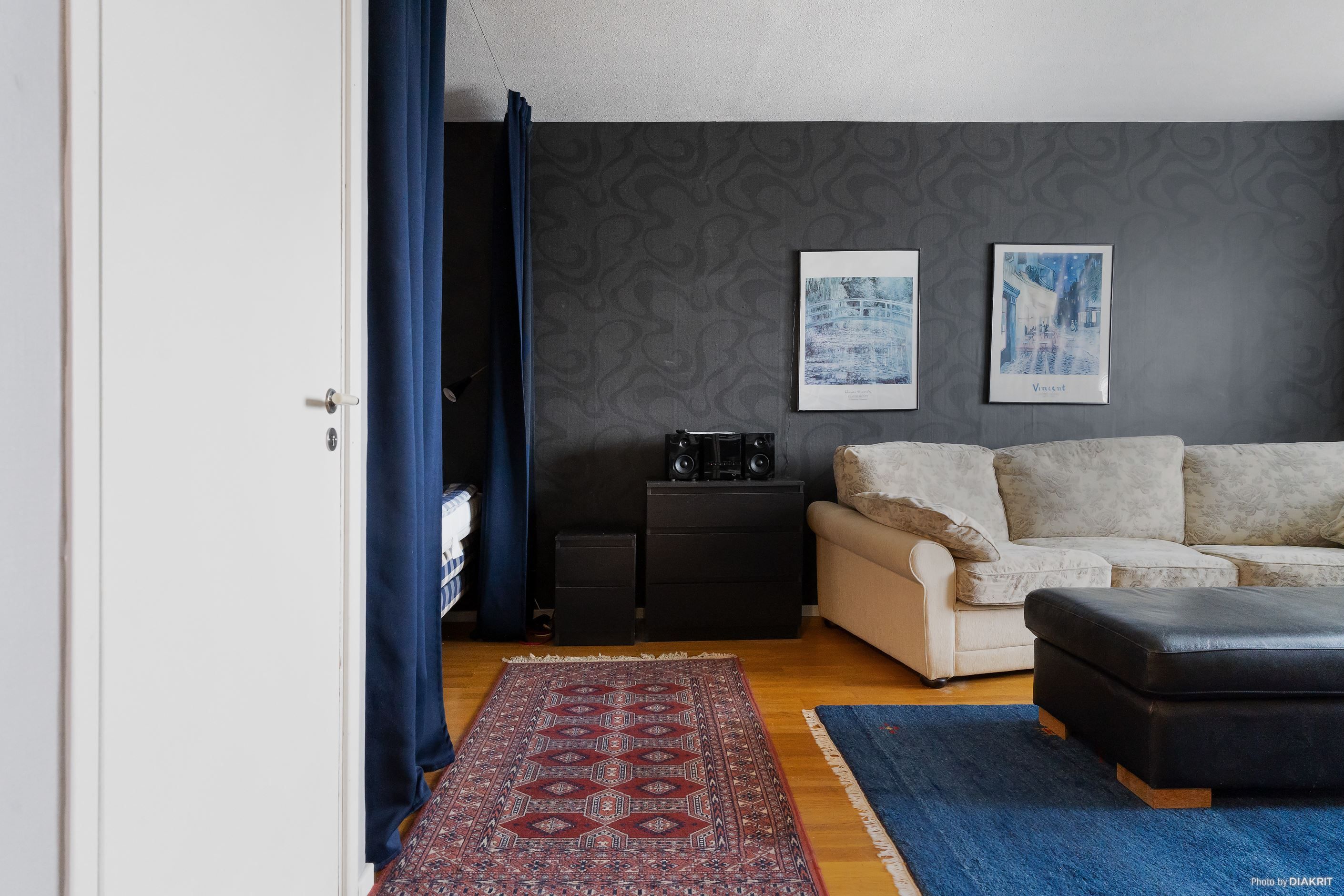 Vardagsrum med sovalkov