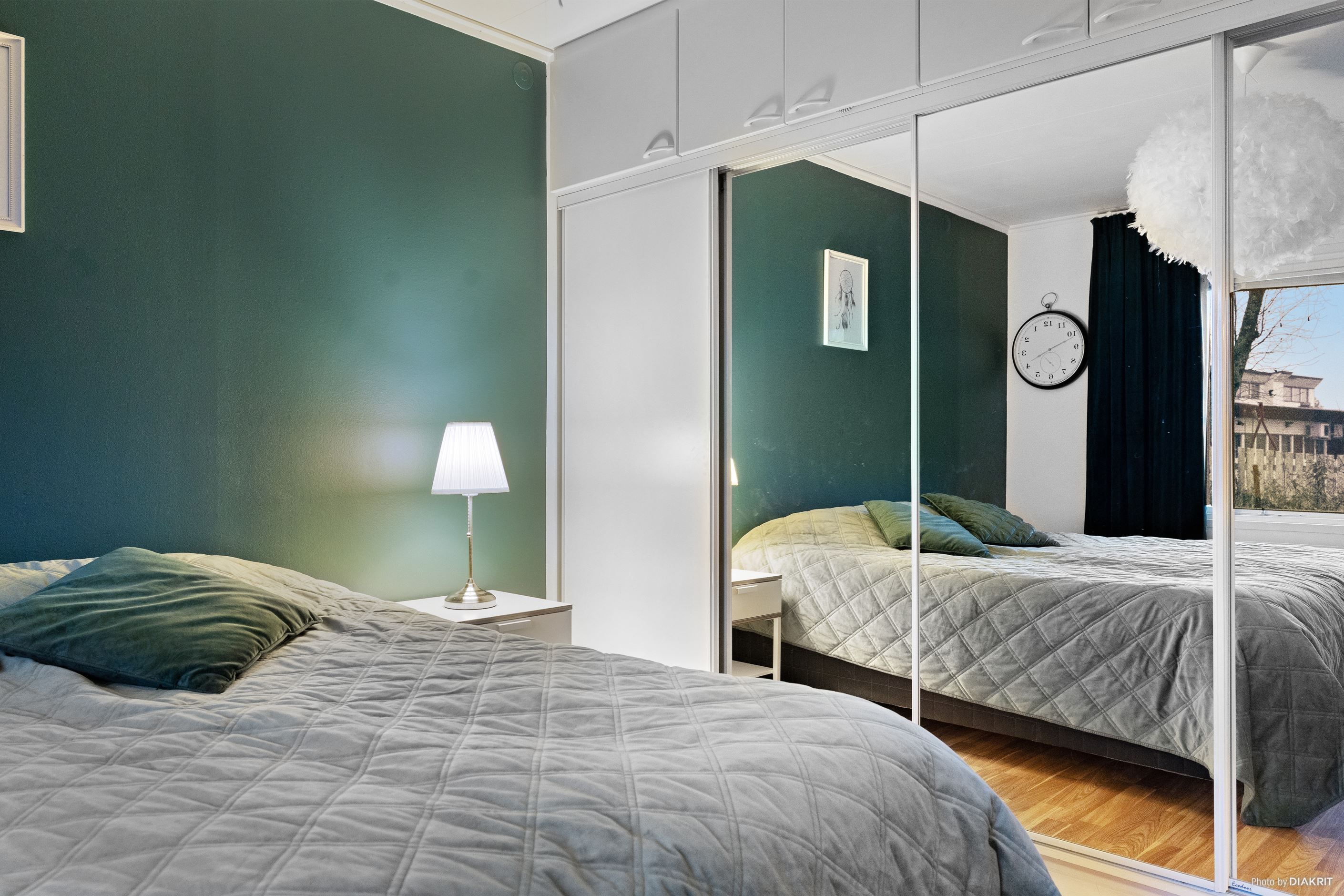 Sovrum 1 med helvägg garderober