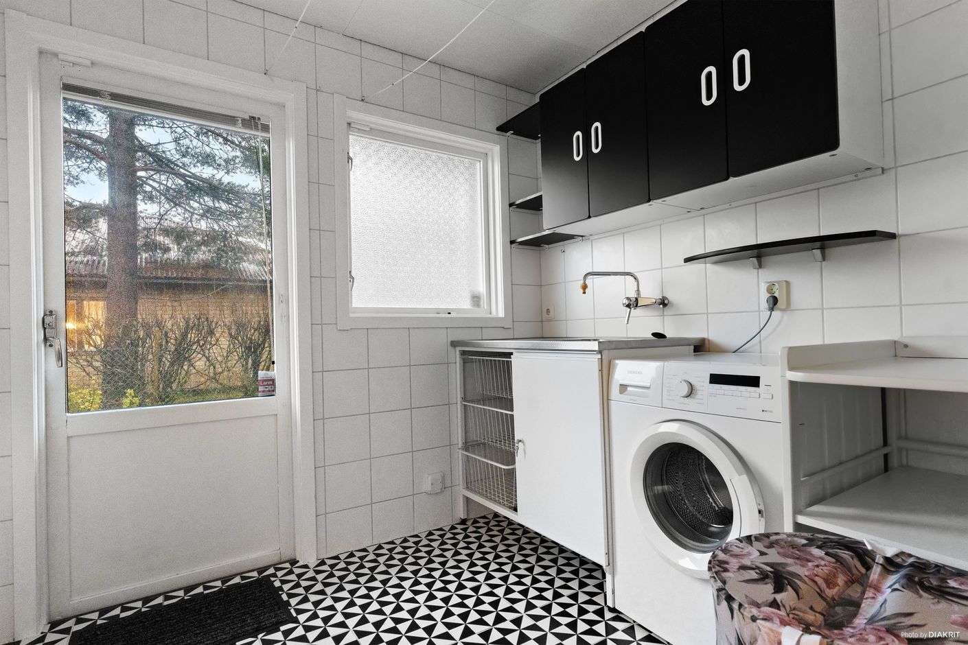 Tvättstuga med utgång till bakgård