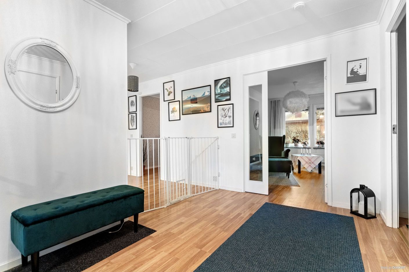 Entré/hall med sovrum 4/allrum rakt fram