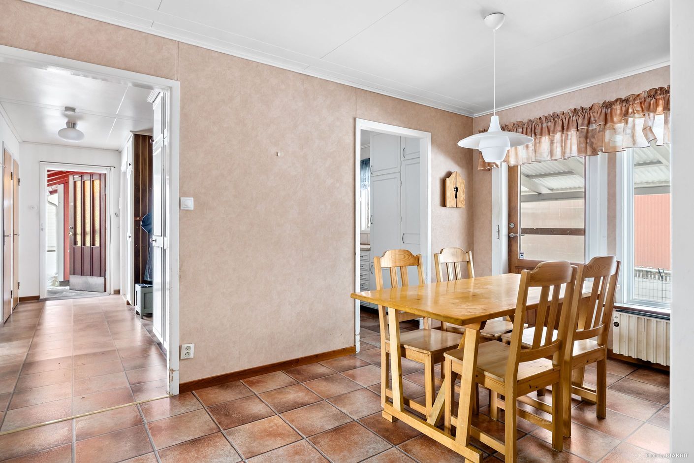 Matplats med utgång till altan