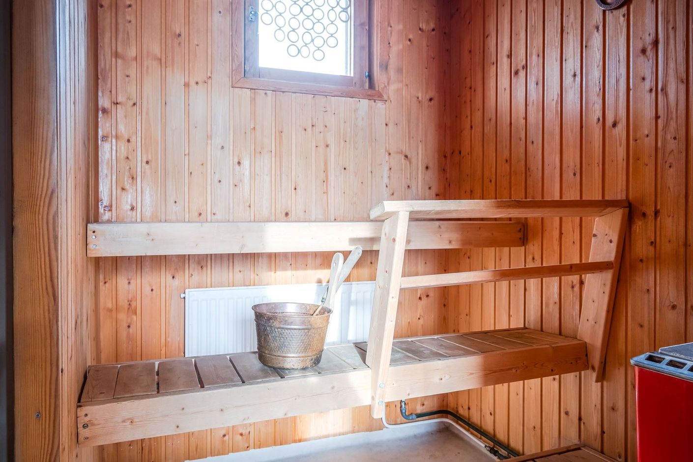Bastu med duschrum, i anslutning till WC