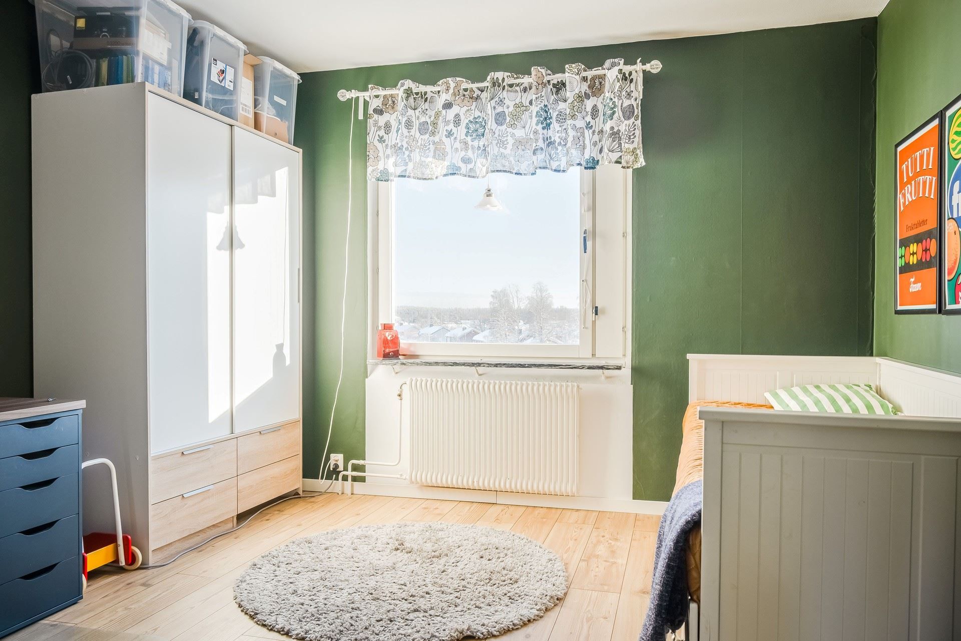 Sovrum i anslutning till vardagsrum