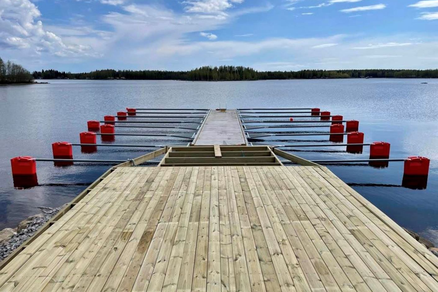 Lågupplöst 21 meter lång flytbrygga i betong, y-bommar om 6 meter (ej helt färdigställd på bilden).