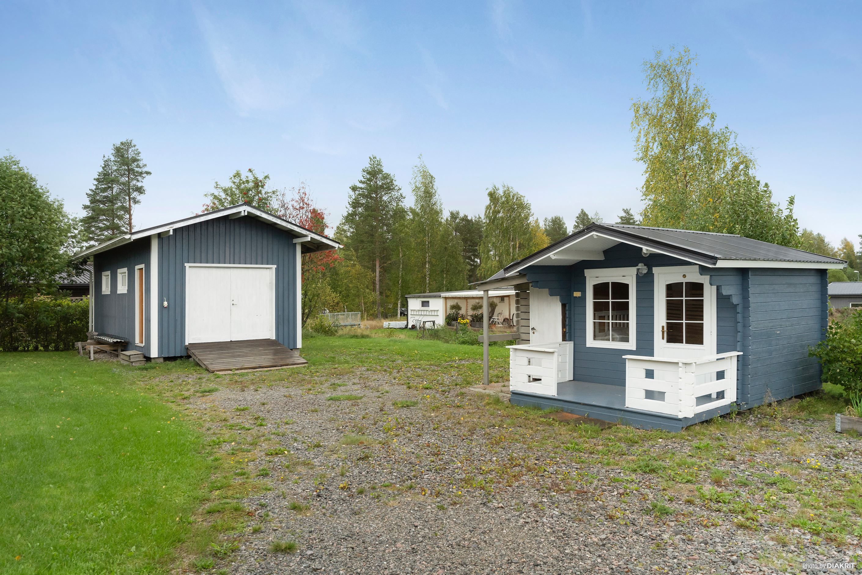 Separat varmgarage och gäststuga på baksidan