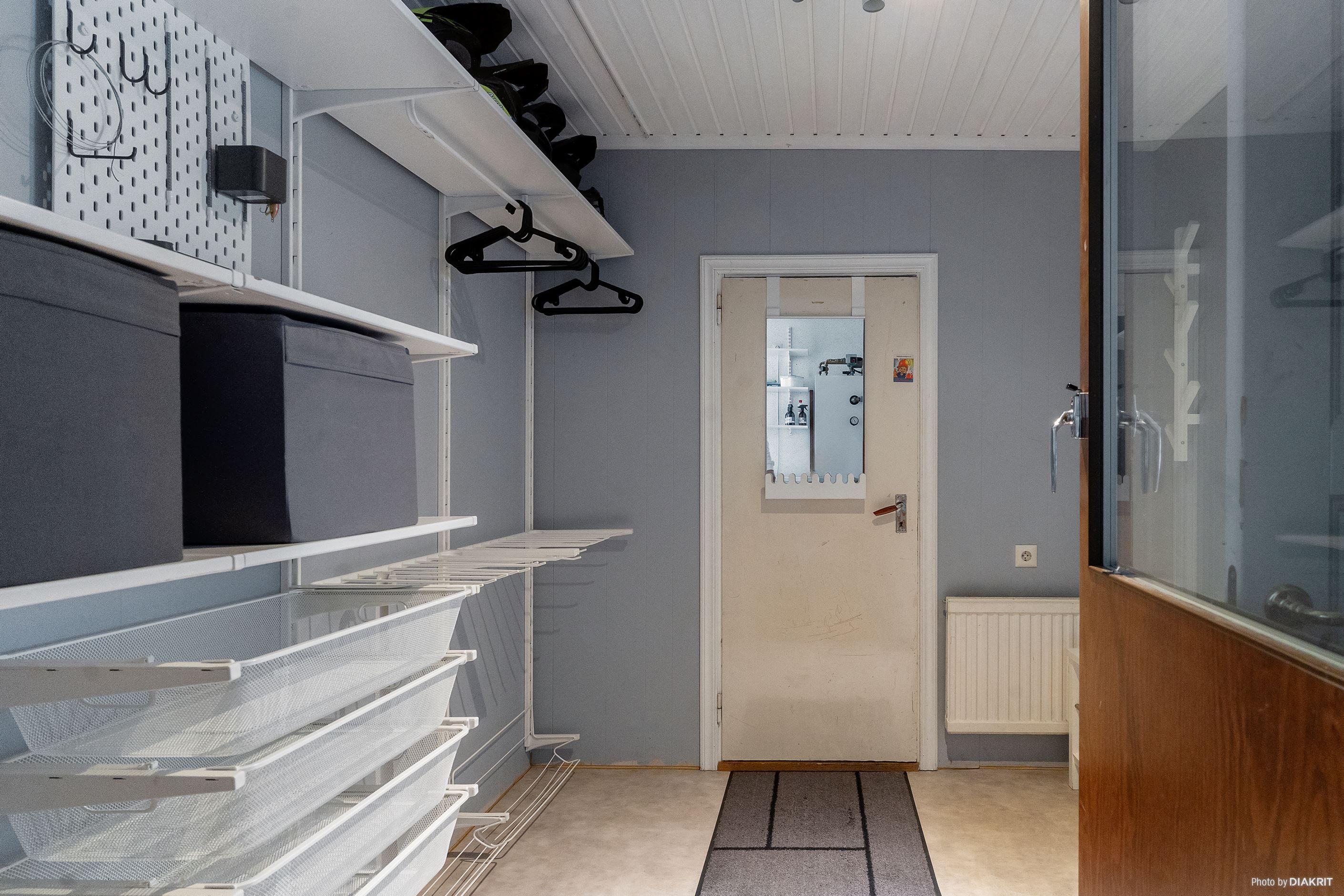 Hall i ekonomidel med utgång till garage