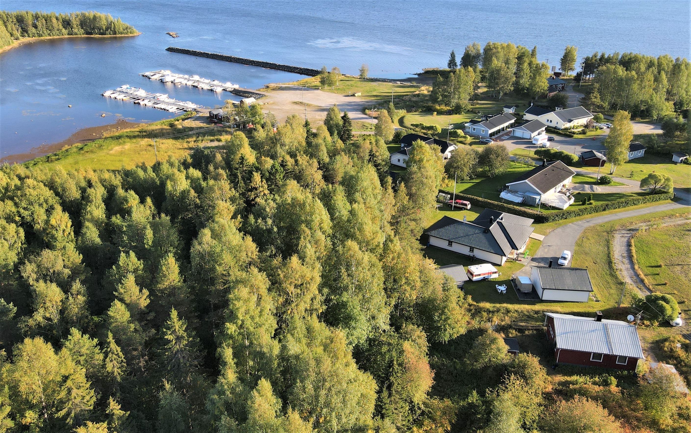 Hus och gäststuga på dubbeltomt vid havet