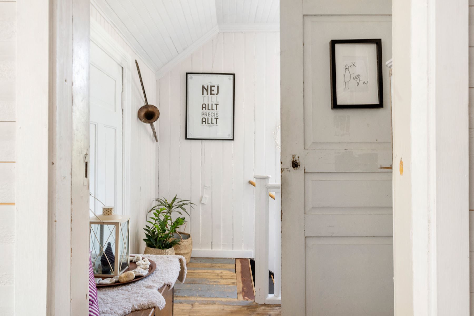 Hall på övreplan med äldre bevarade detaljer.