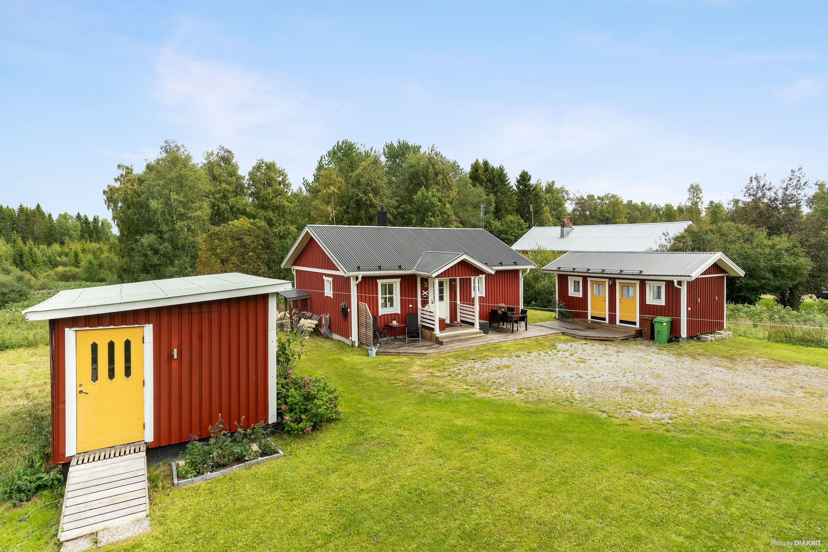 Förråd, huvudbyggnad och gästhus