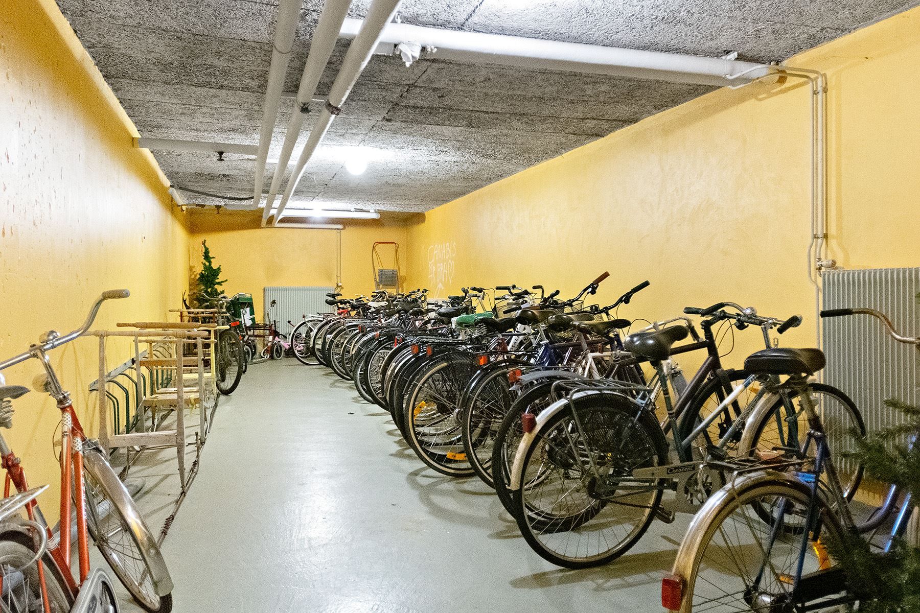 Förråd samt cykelförråd finns i källaren.