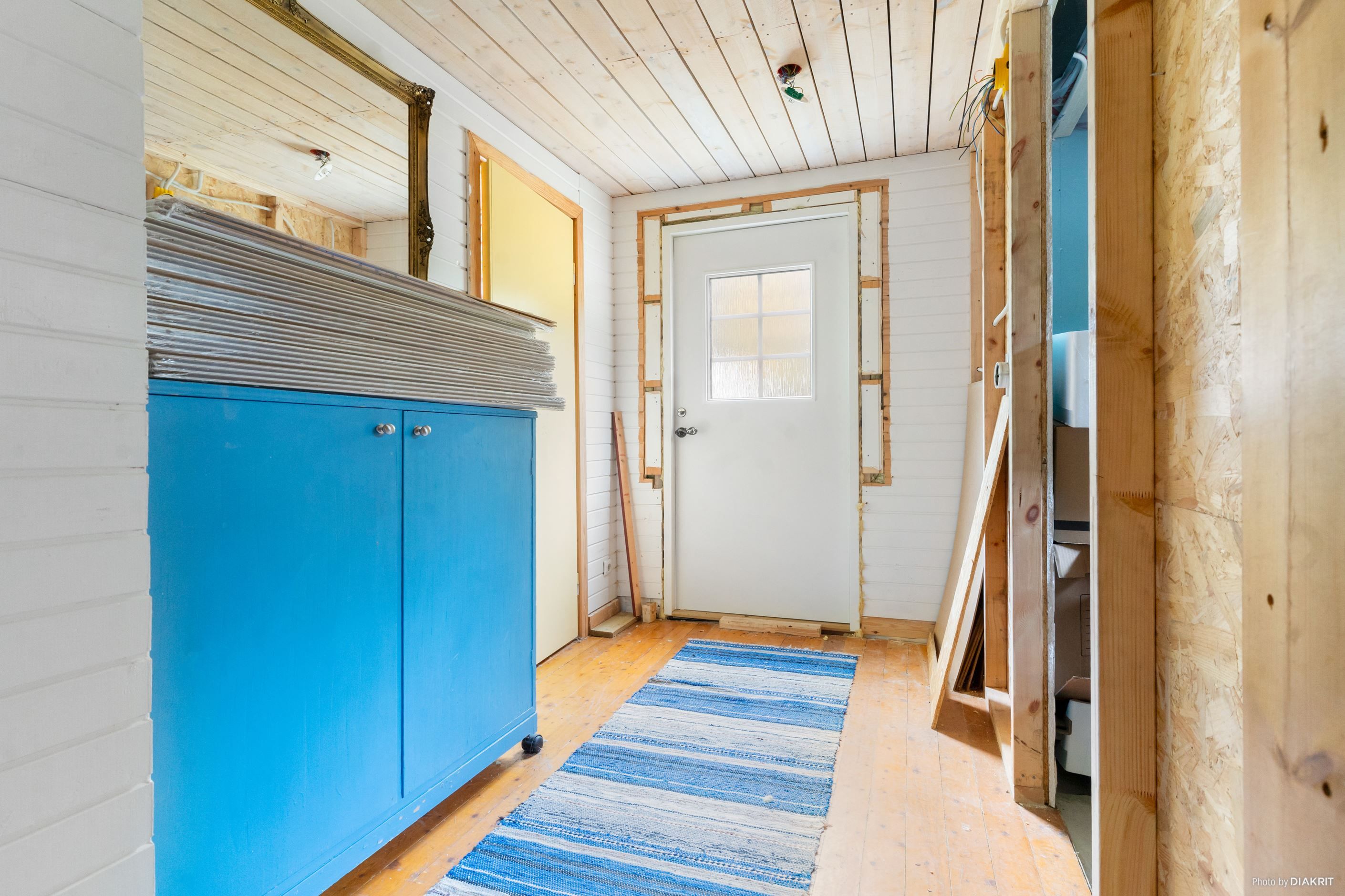 Entré/hall med påbörjat badrum till höger