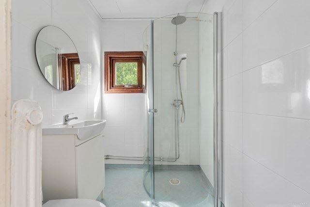 Renoverat badrum med duschväggar i glas