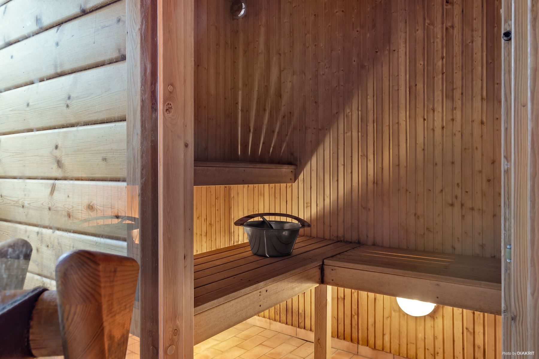 Bastu i källaren med omklädning, dusch och sällskapsyta.