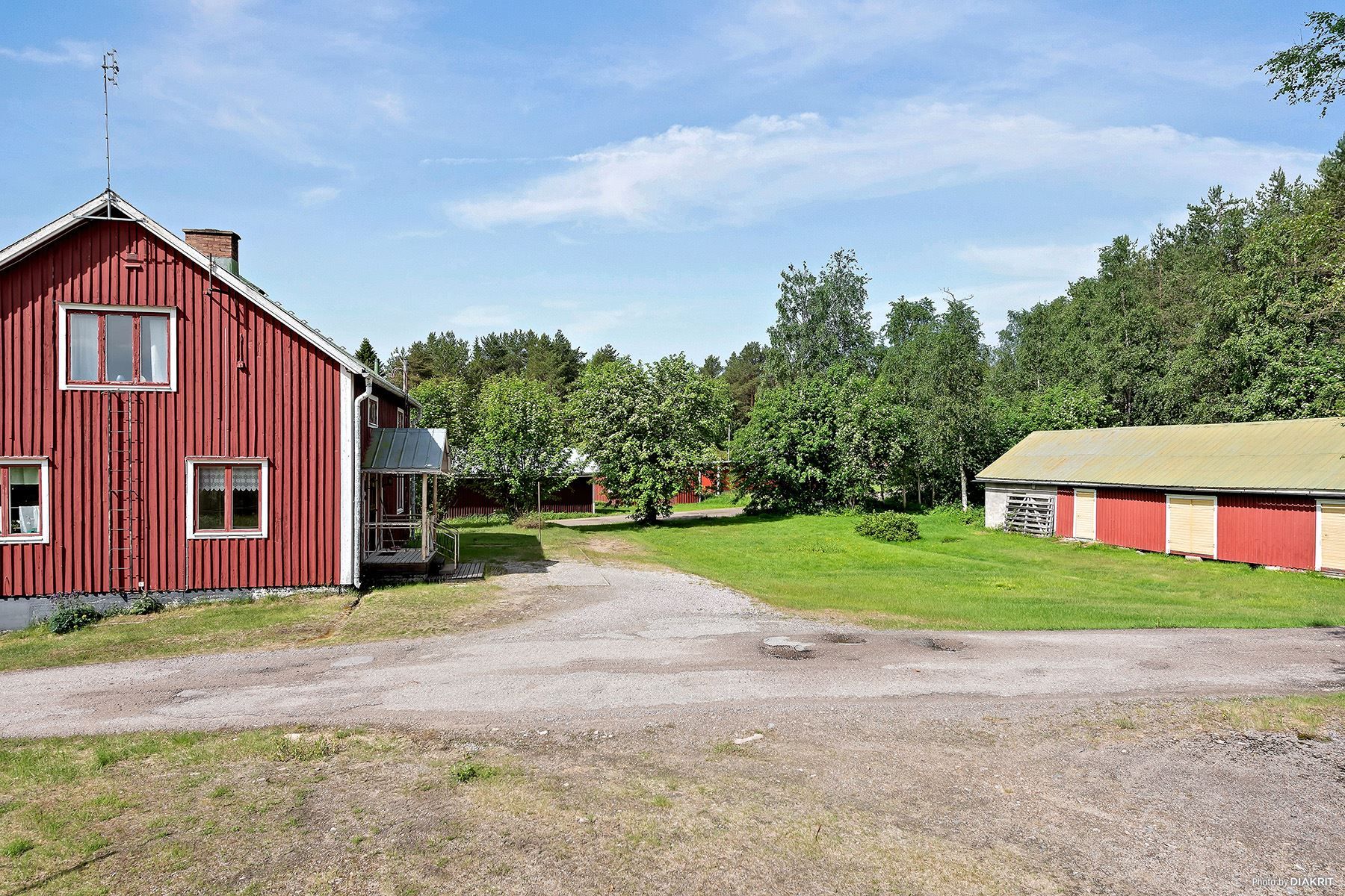 Gårdsplan och förrådslänga