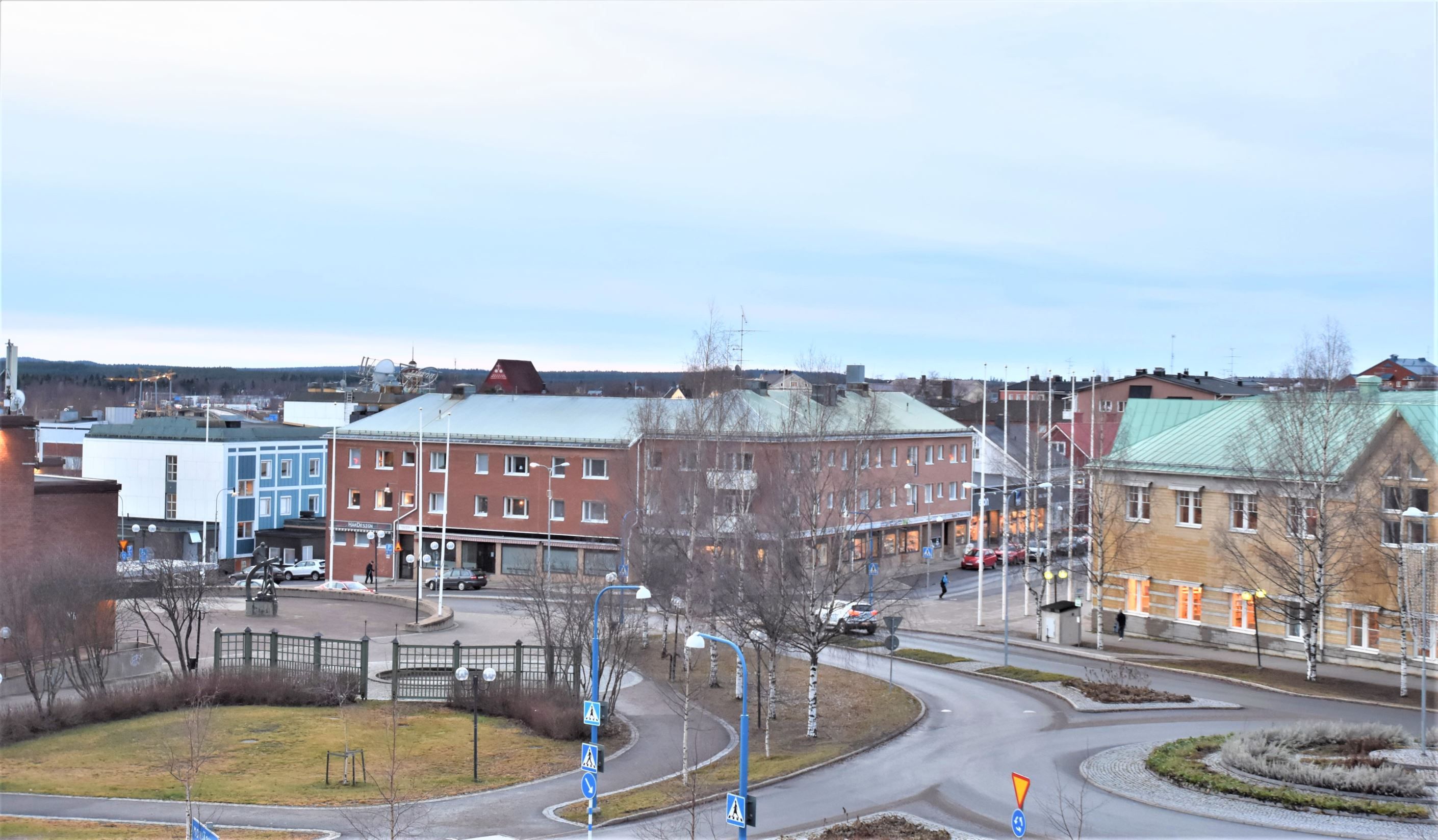 Utsikt från balkongen och vardagsrummet.