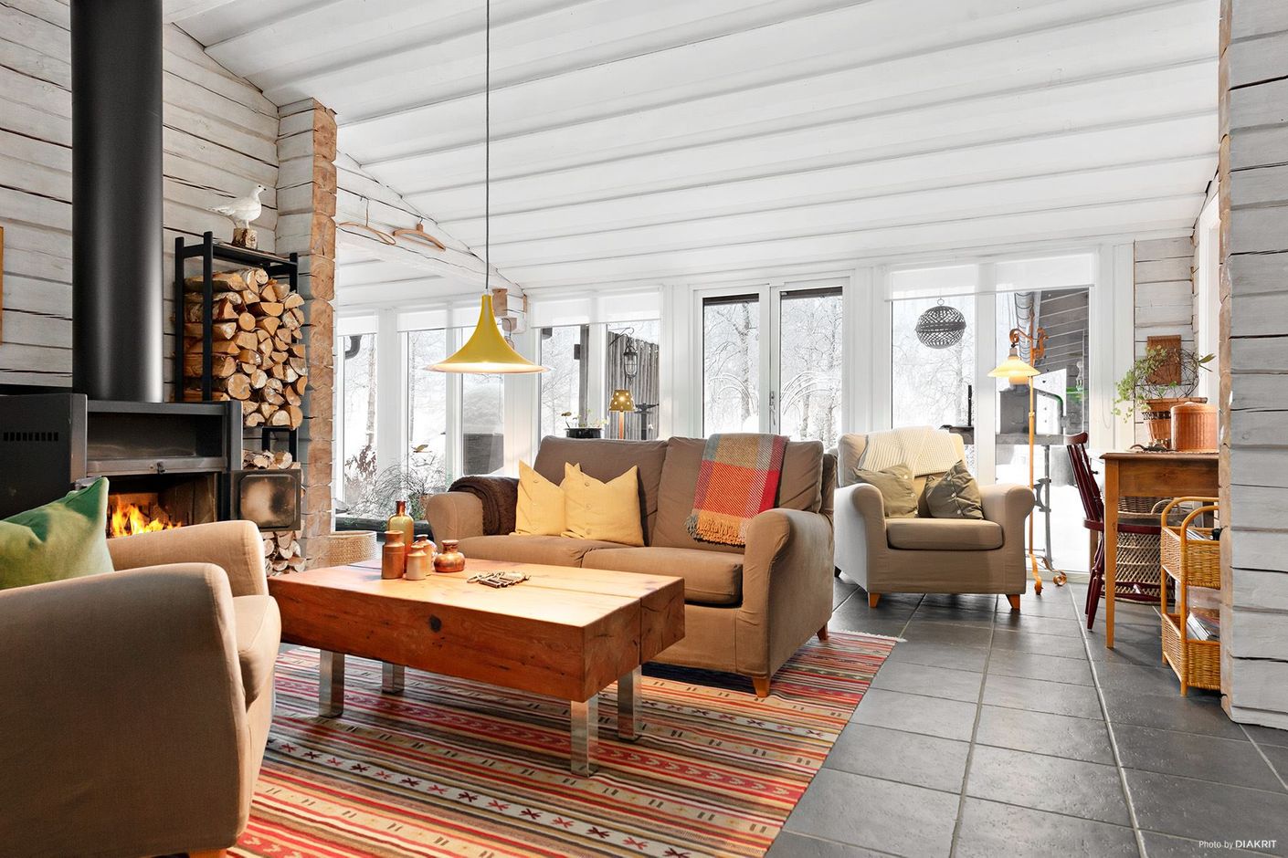 Entré/loungerum med kamin