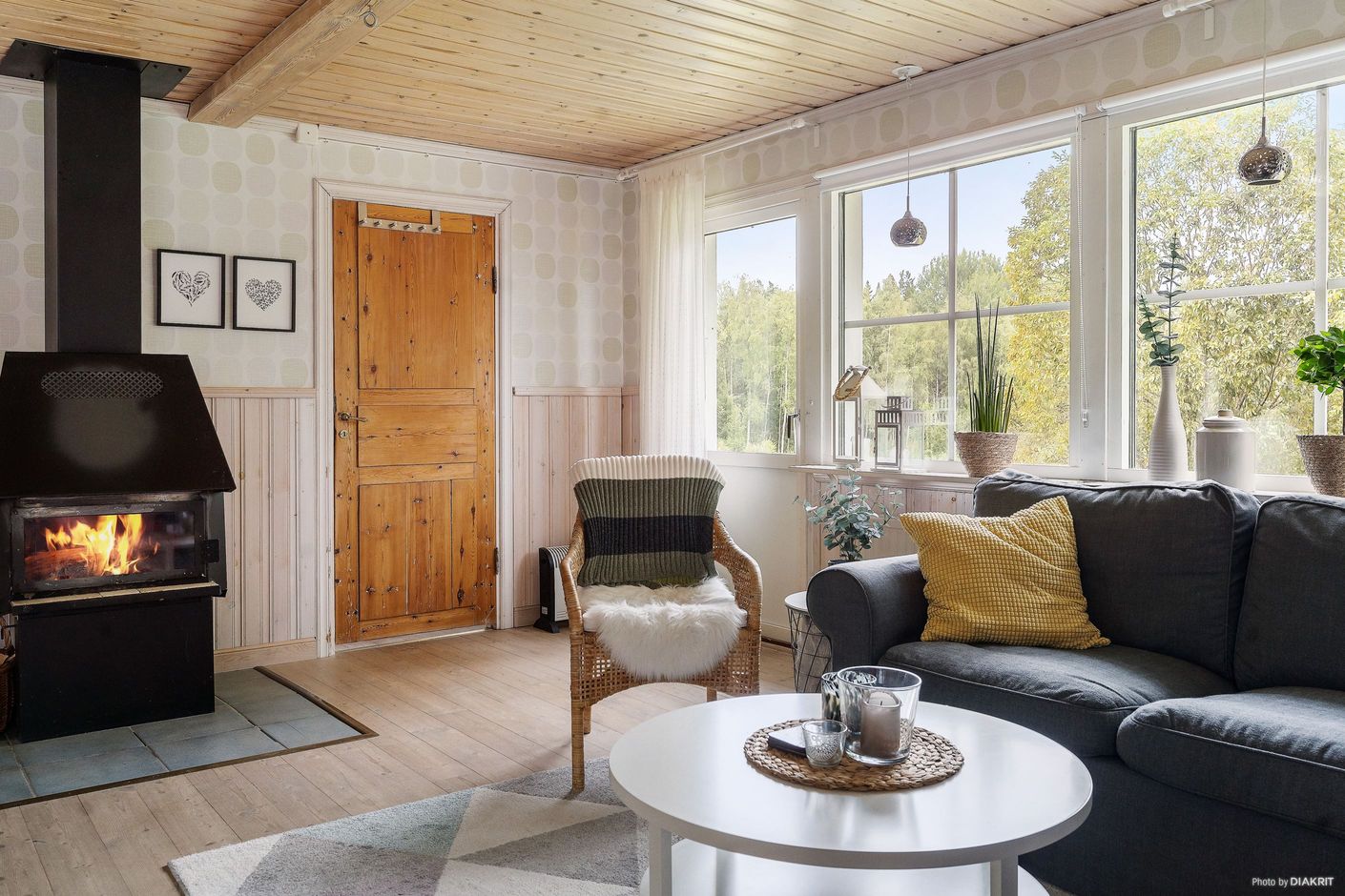 Vardagsrum med dörr till sovrum 1 och utgång till bakgård