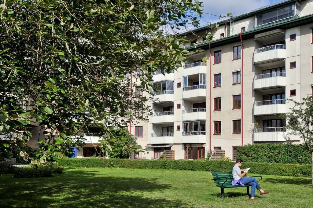 Njut av de generösa gröna parkytorna utanför ditt fönster