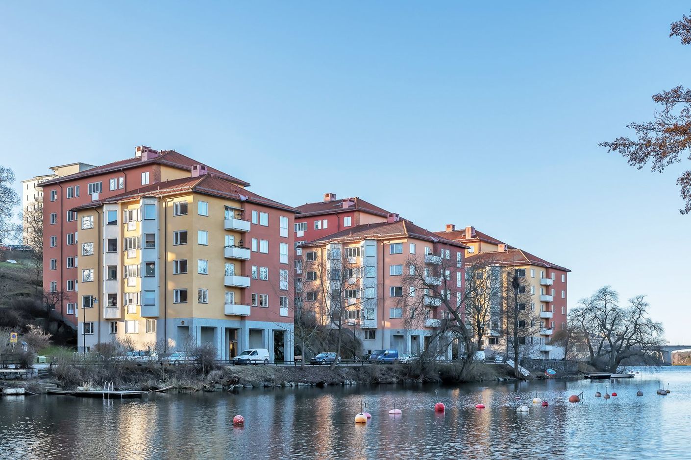 Här bor du naturskönt invid vattnet