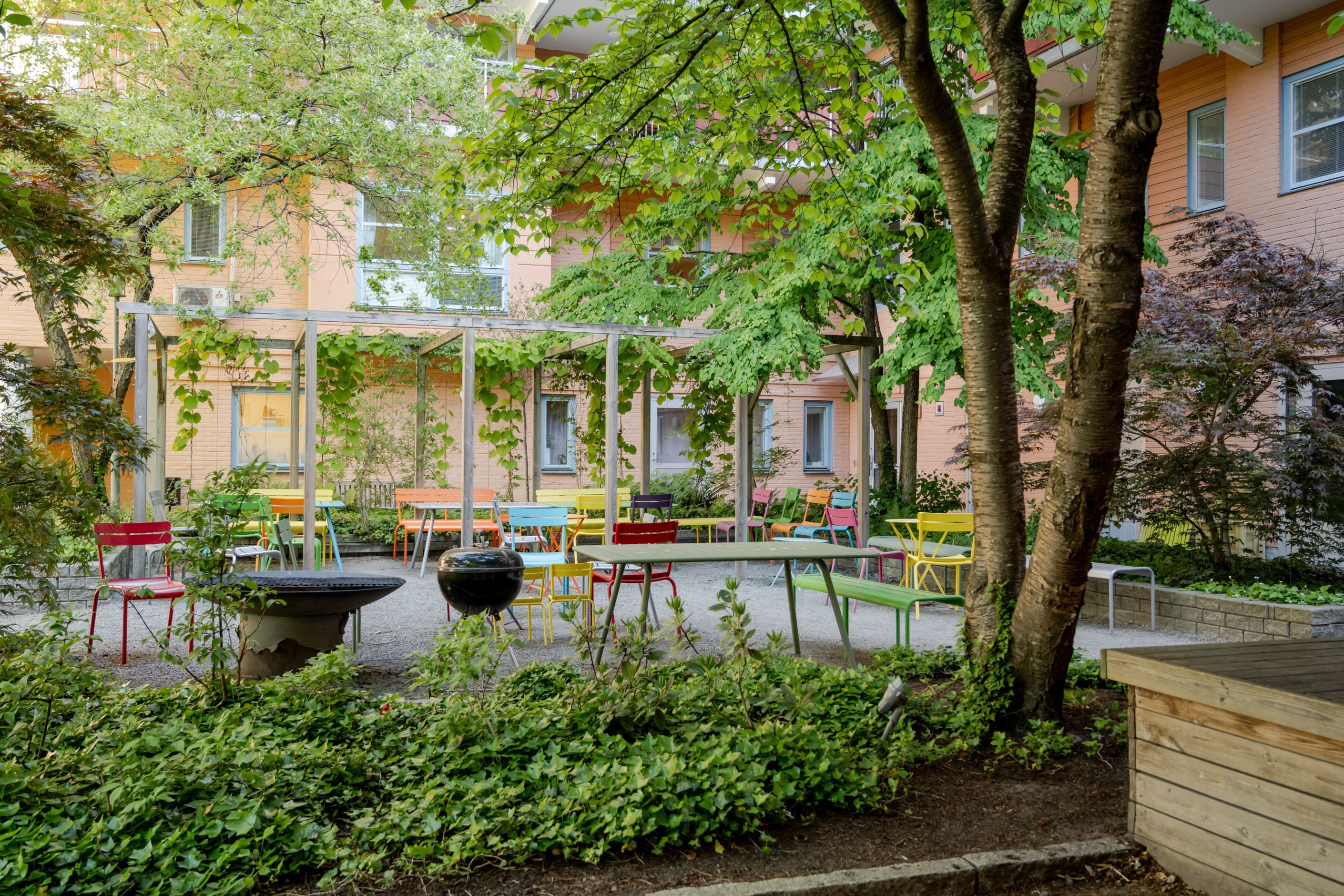 Mysig grönskande innergård