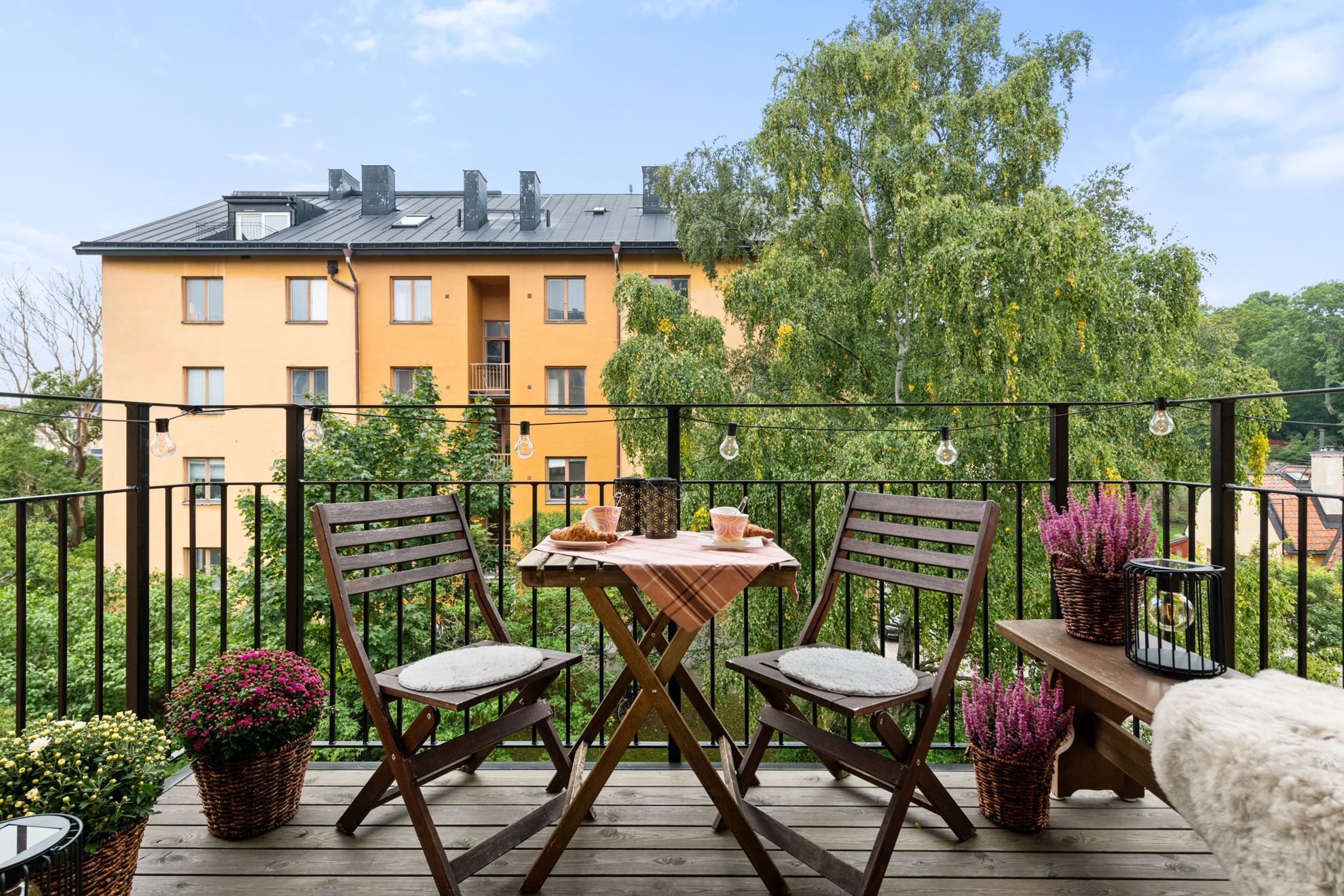 Balkong med eftermiddags och kvällssol