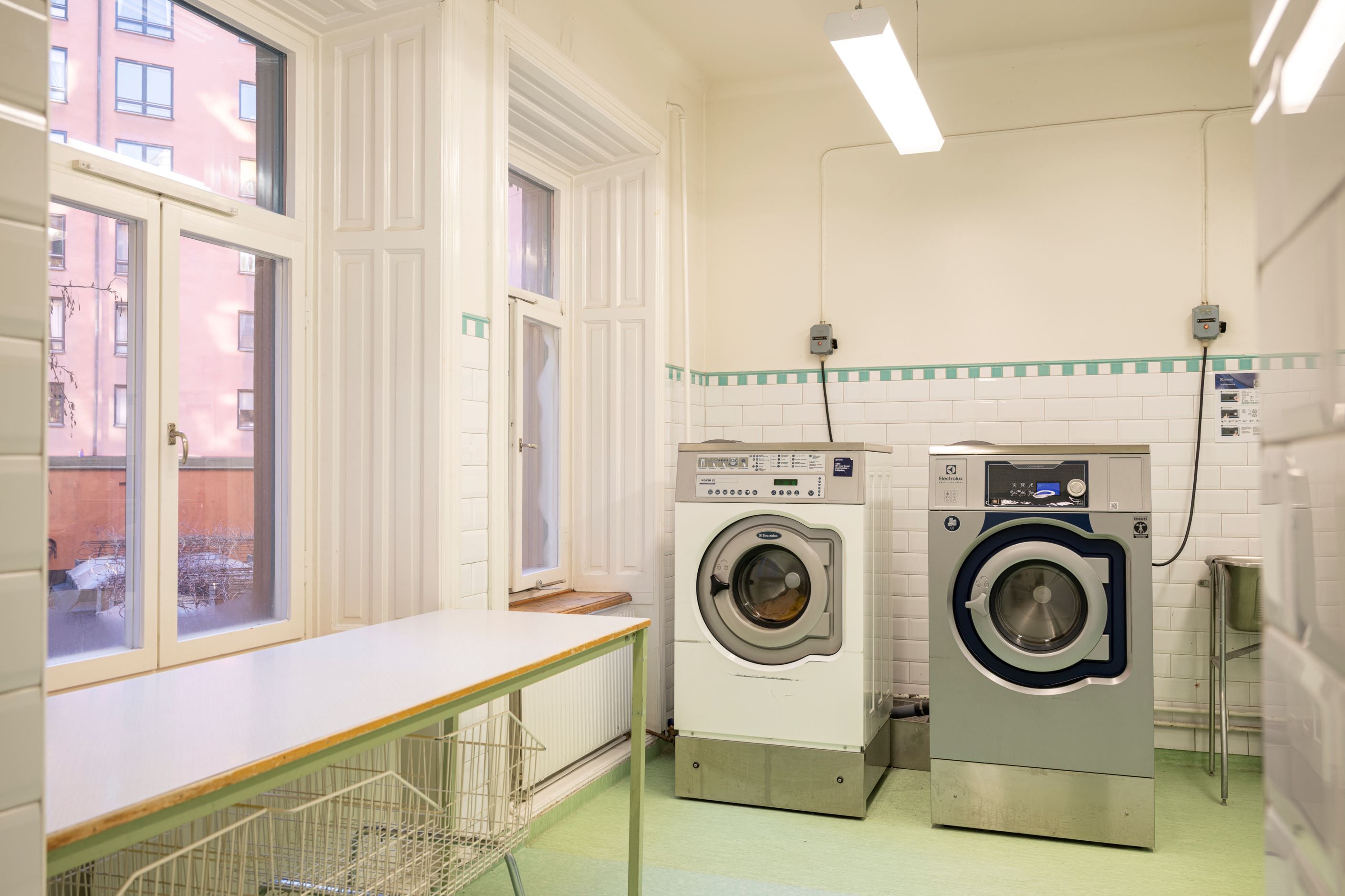 Generös tvättstuga i marknivå