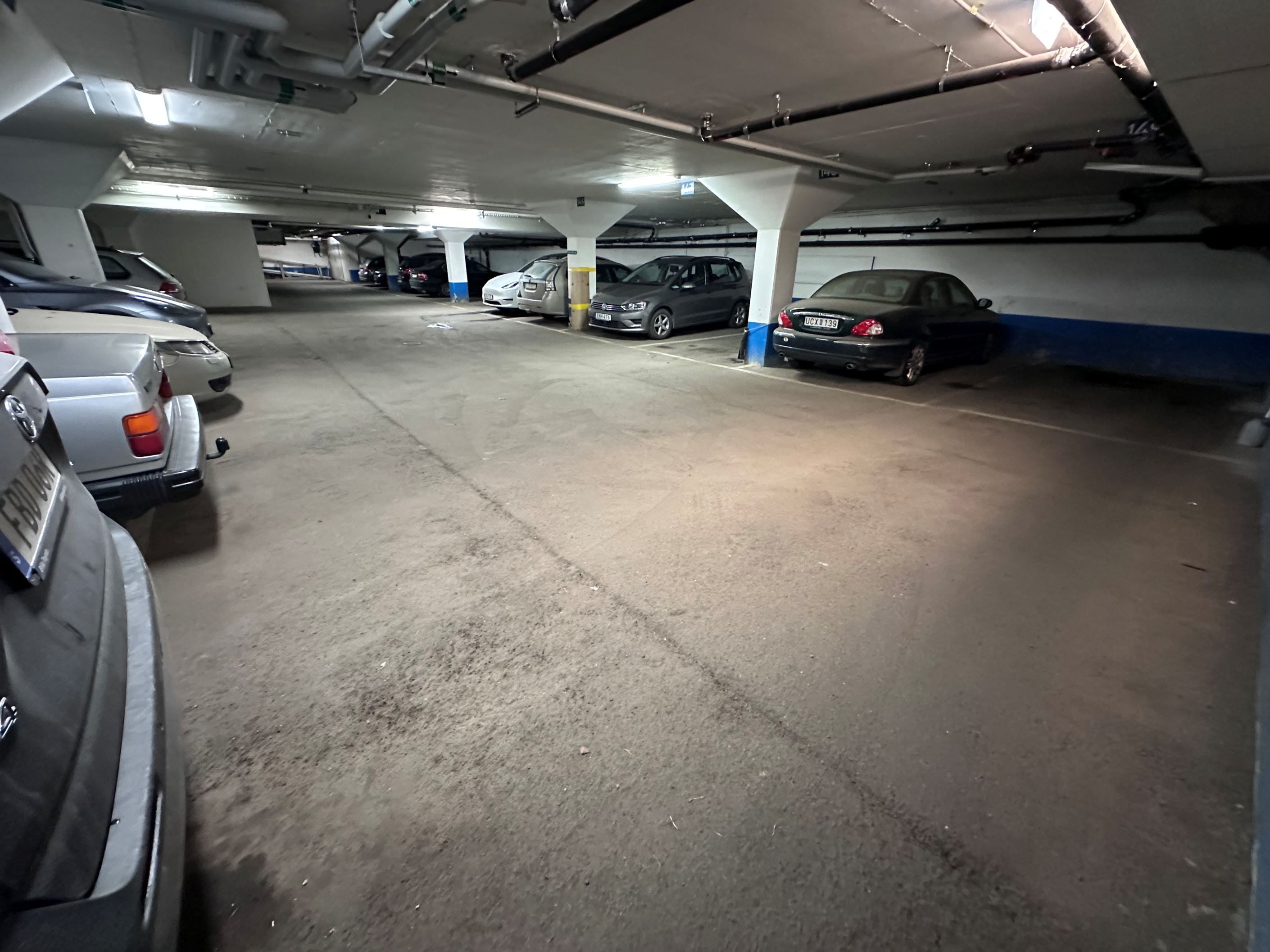 Föreningens garage. Säljarens egna bilder