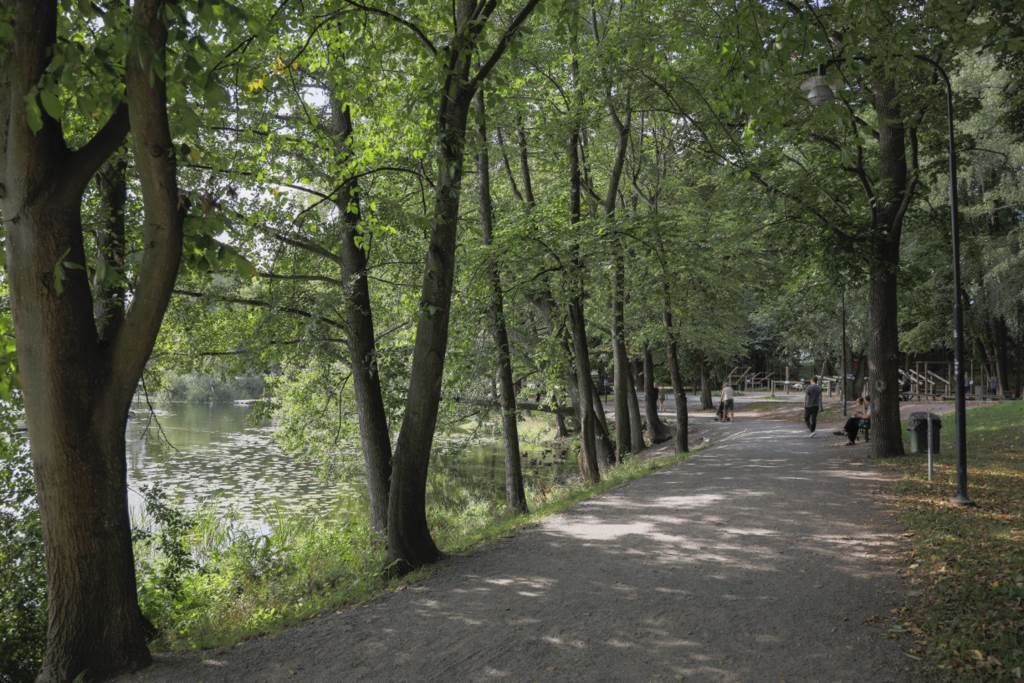 Fina promenadstråk längs vattnet i Årstaviken