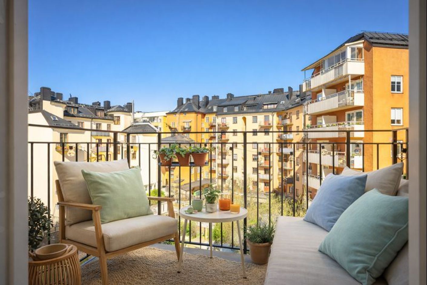 NJut på den fantastiska balkongen i härligt västerläge