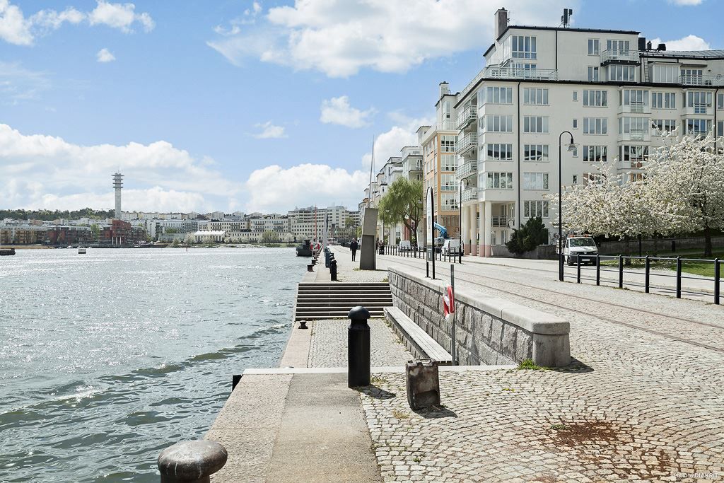 Underbara promenadstråk längs vattnet
