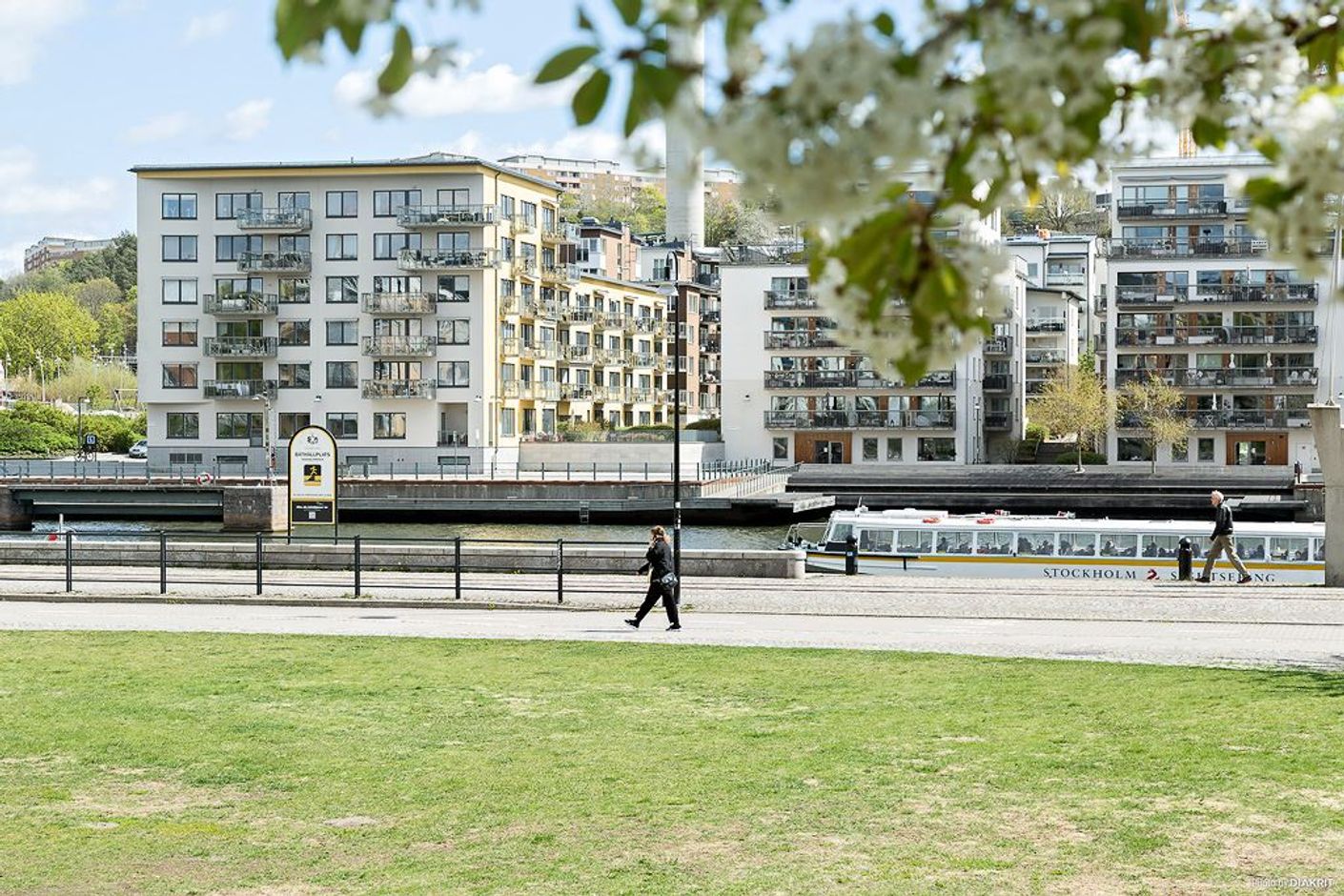 Grönskande park och vatten bara ett stenkast bort
