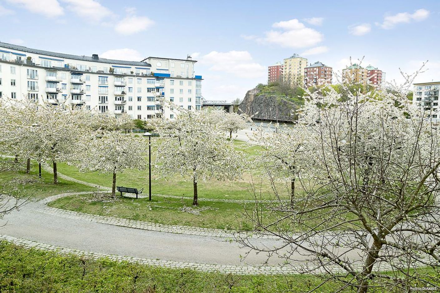 Grönskande Mandelparken strax intill