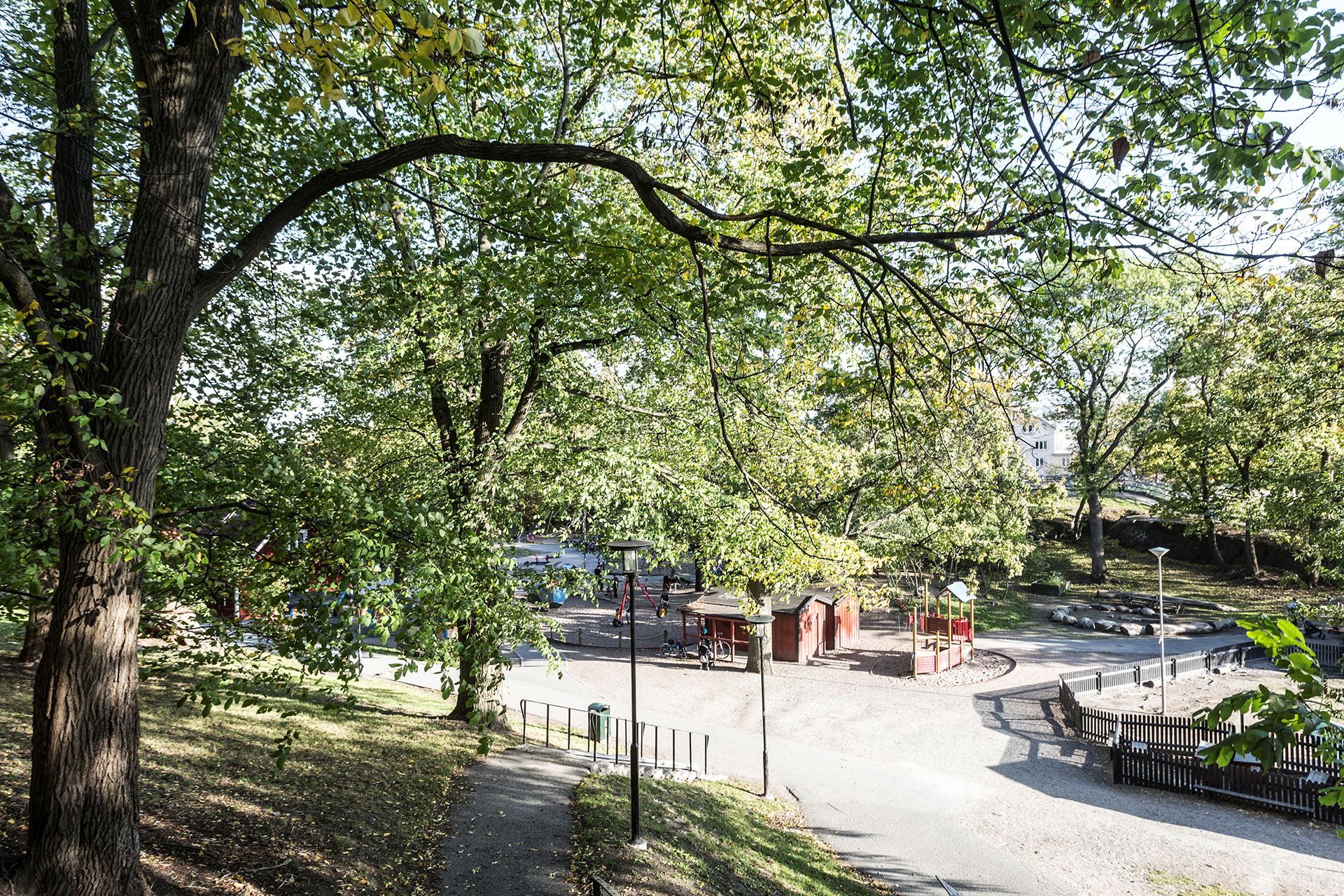 Stora Blecktornsparken med lekplats och djur