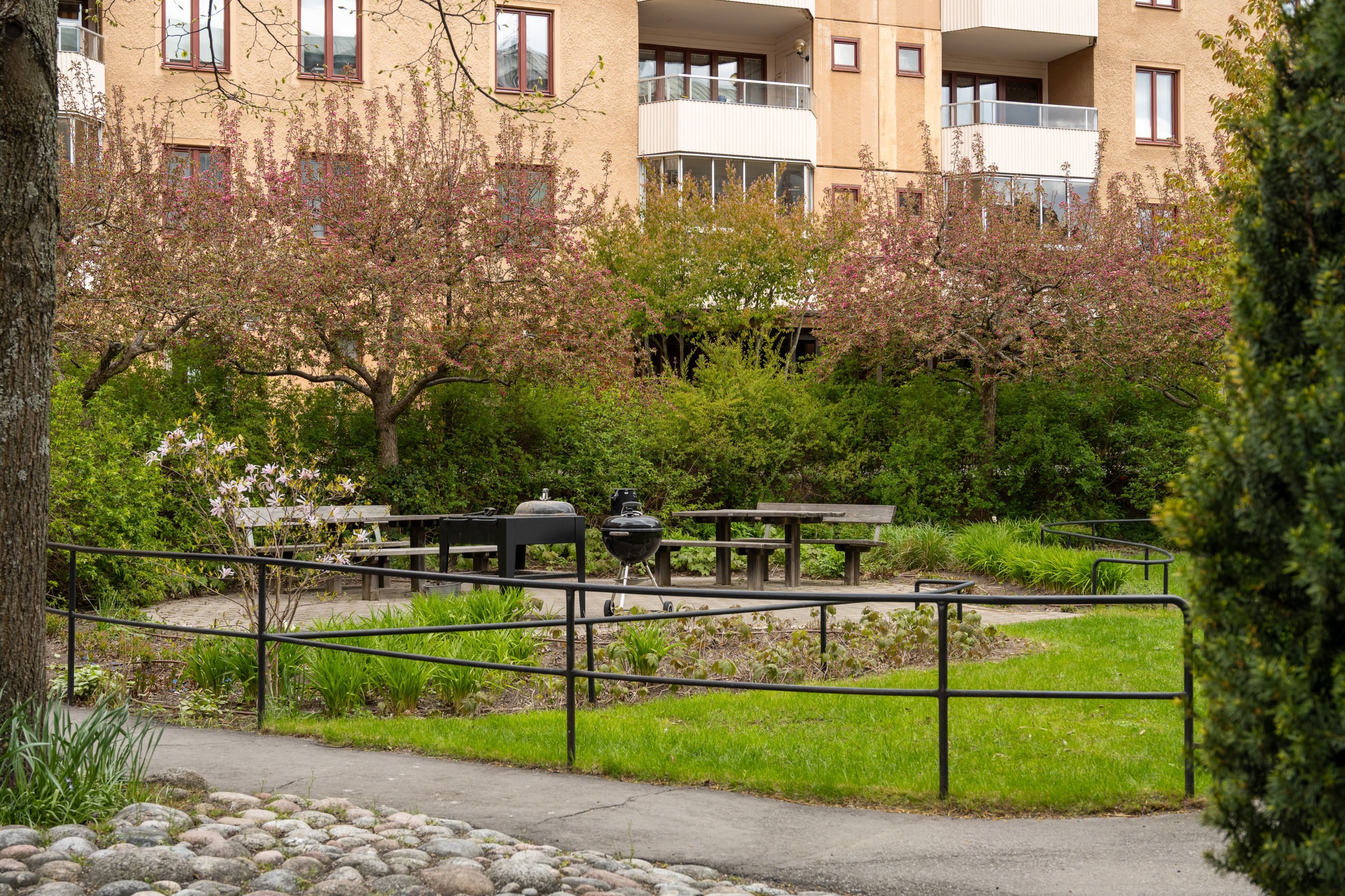 Gemensamma gårdar med möblemang och grillar