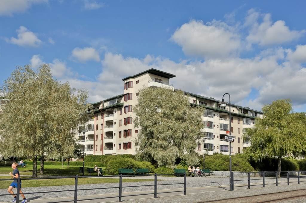 Bo invid grönska och vatten