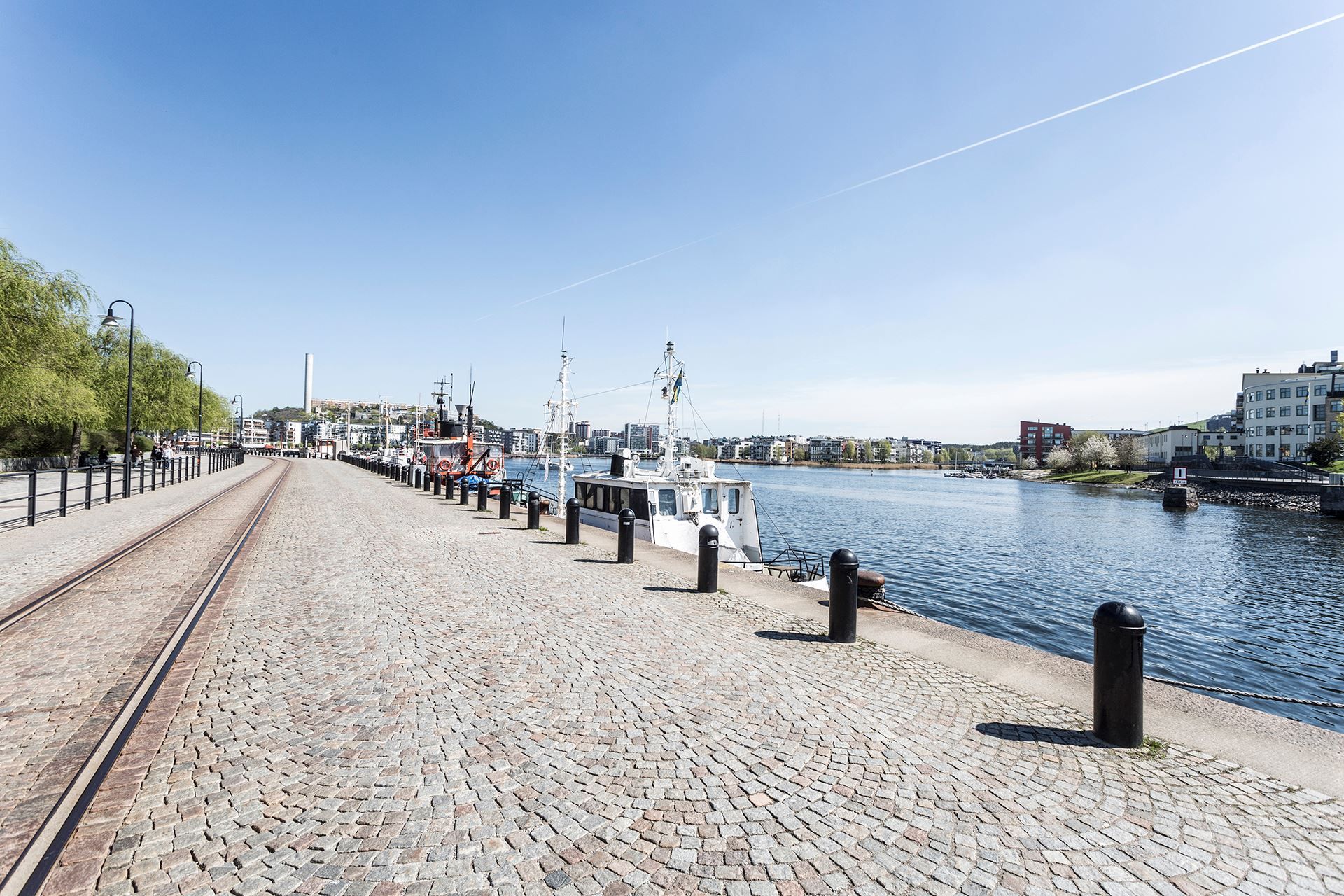 Underbara promenadstråk längs vattnet
