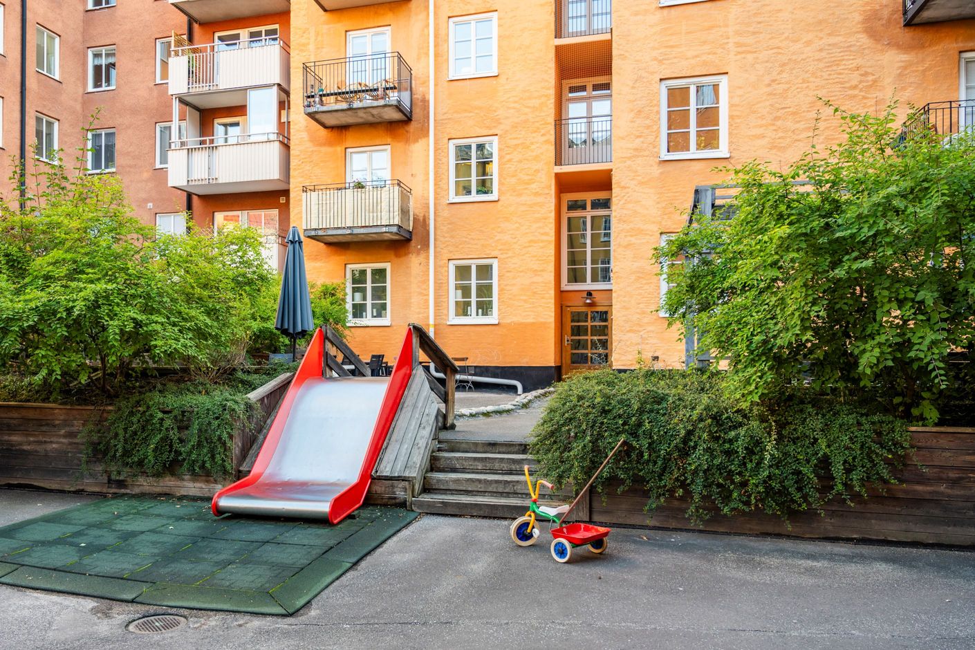 Gemensam innergård, foto taget innan renoveringen