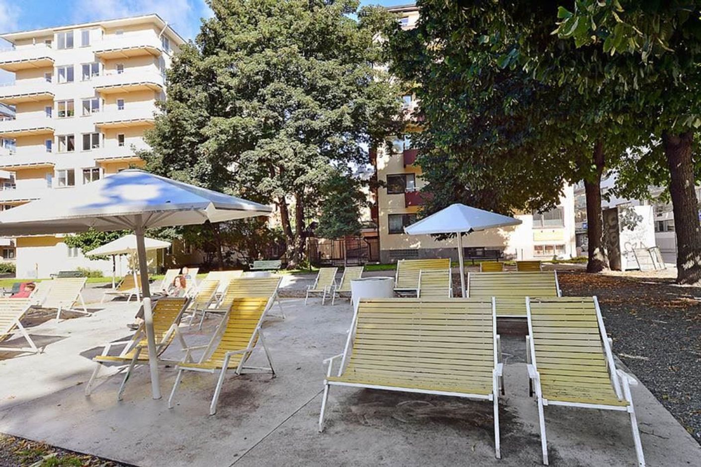 Strosa bort till Rosenlundsparkens sköna solstolar