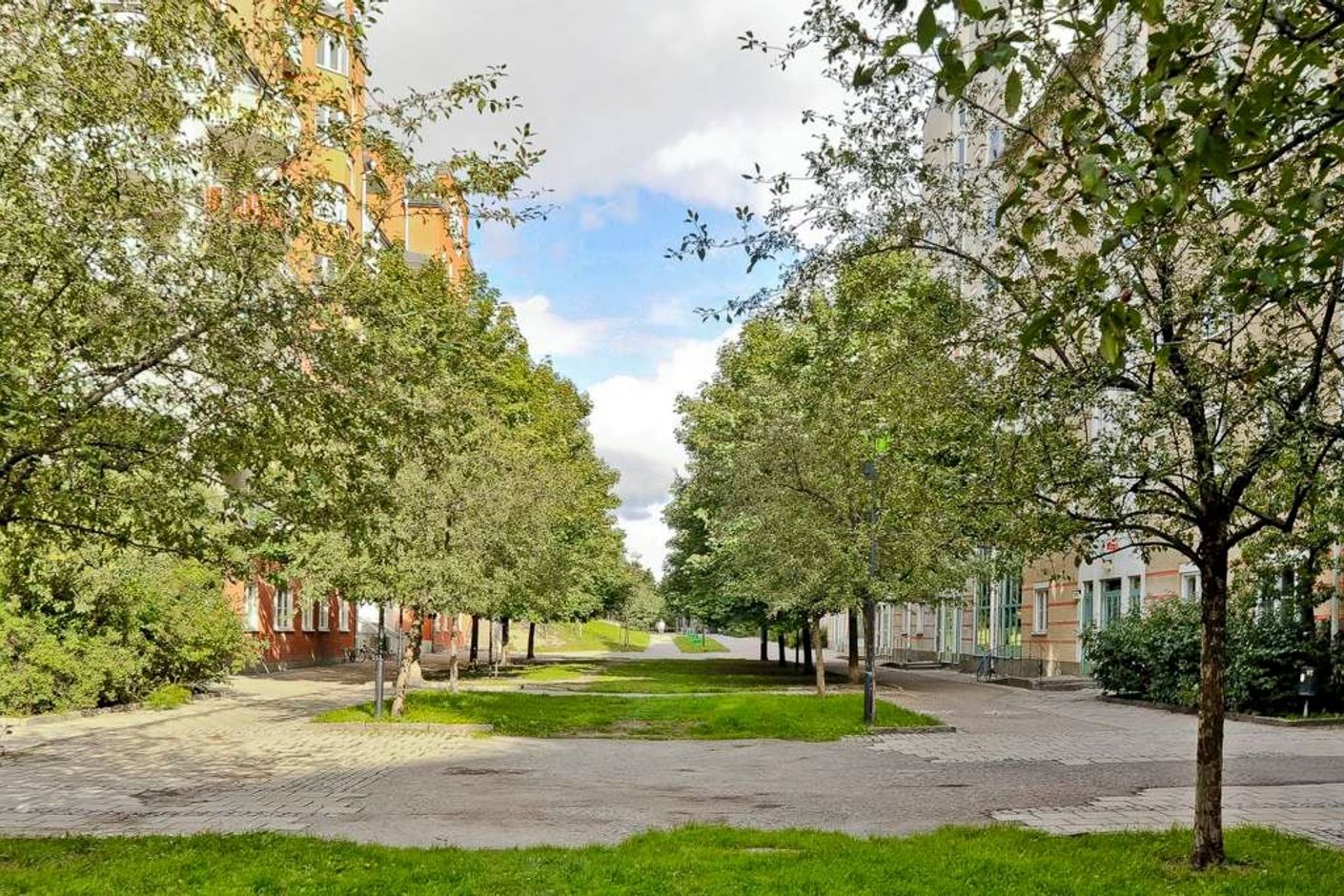Södermalmsallén invid huset.