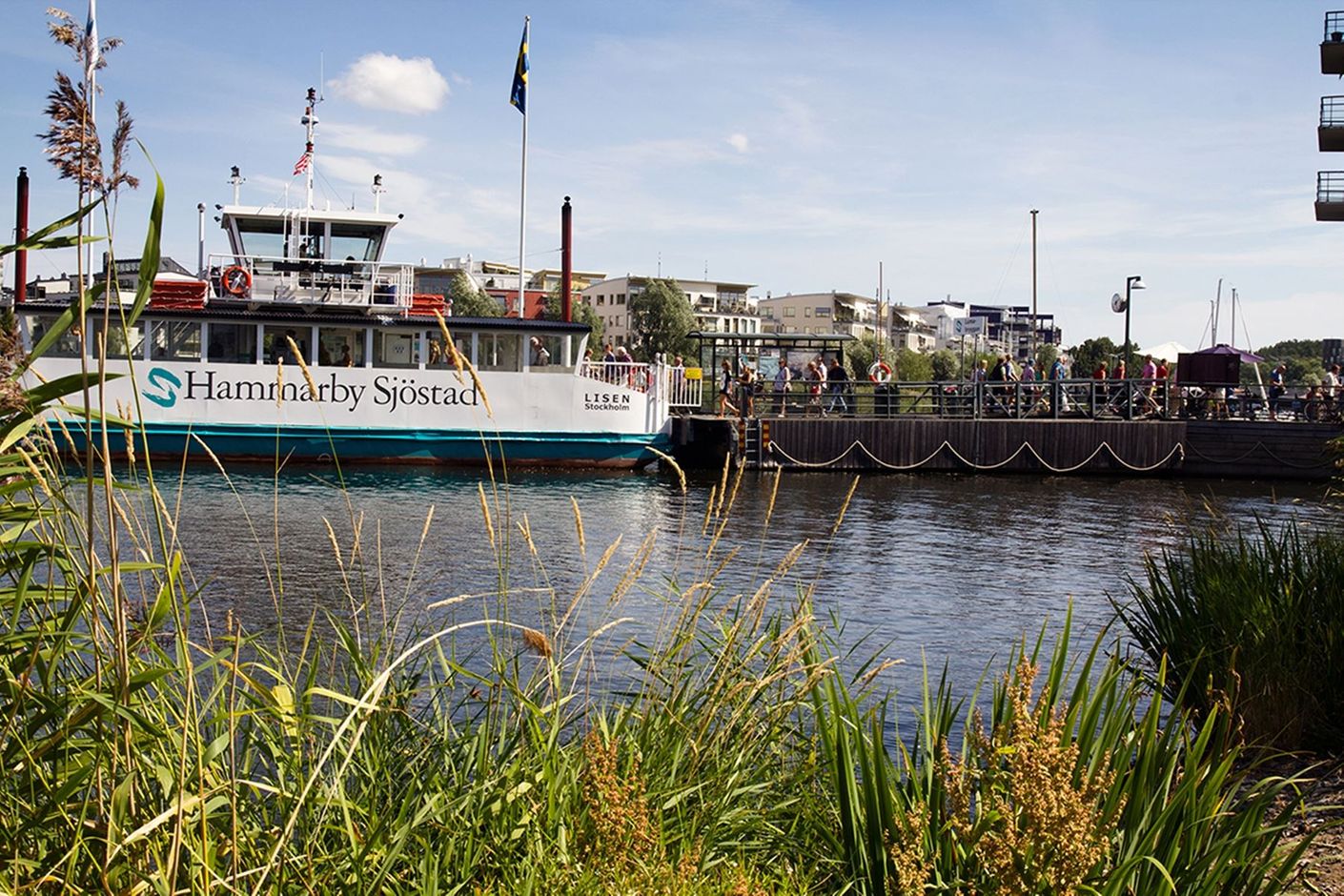 Båten Lisen tar dig till Hammarby Sjöstad