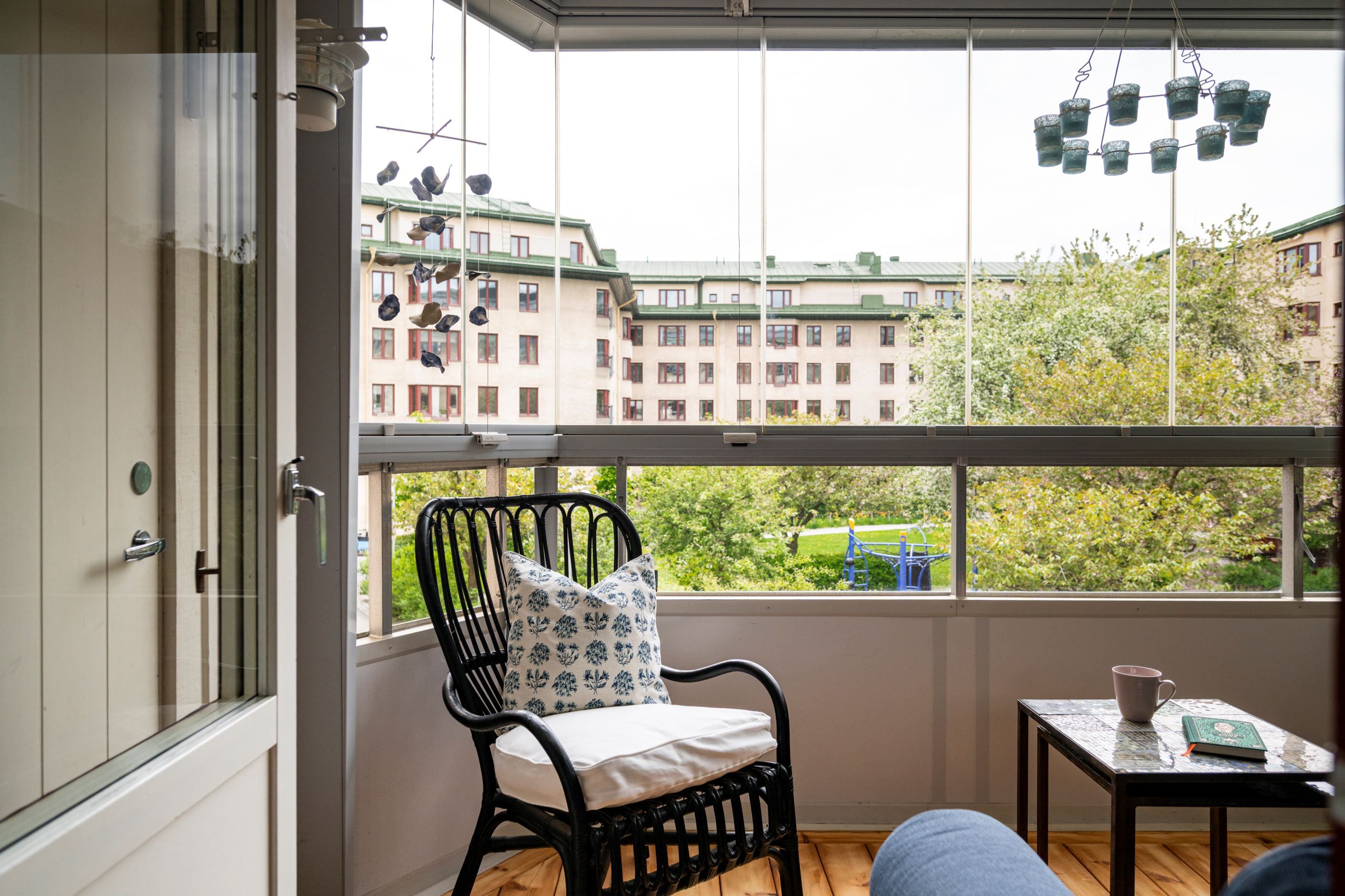 Balkong mot grönskande gård